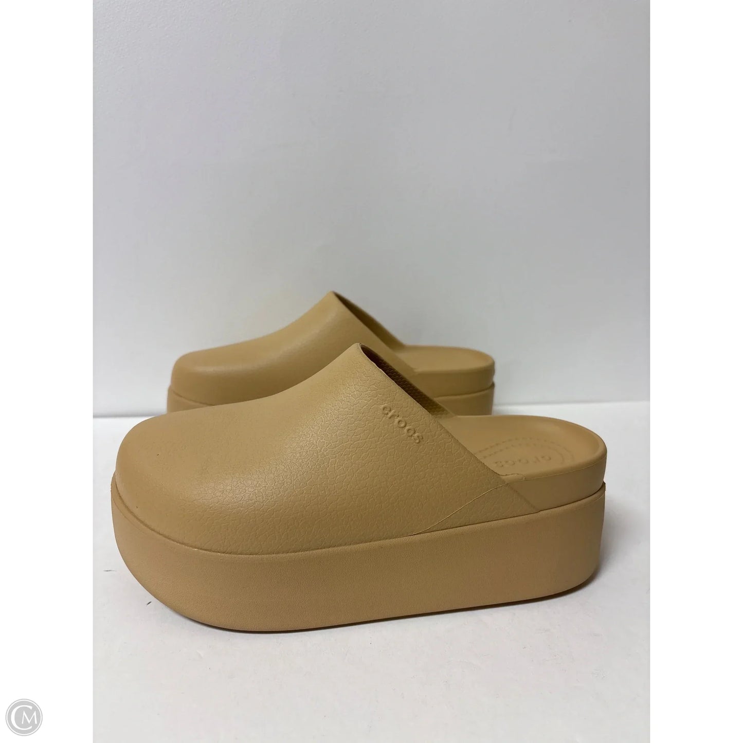 Shoes Flats By Crocs In Tan, Size: 8