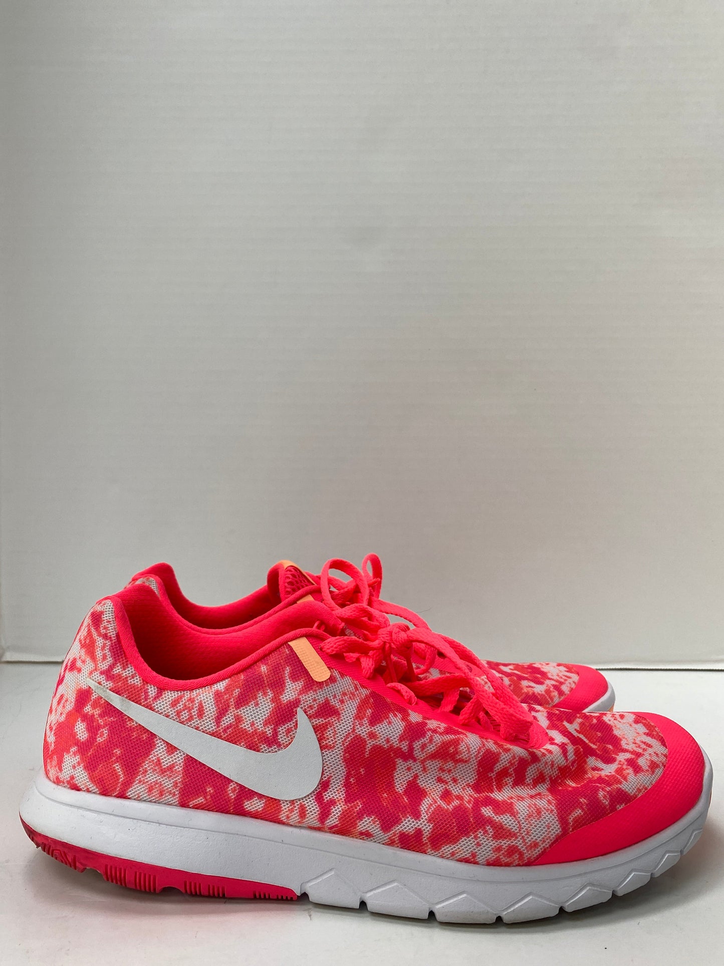 Shoes Athletic By Nike Size: 9.5