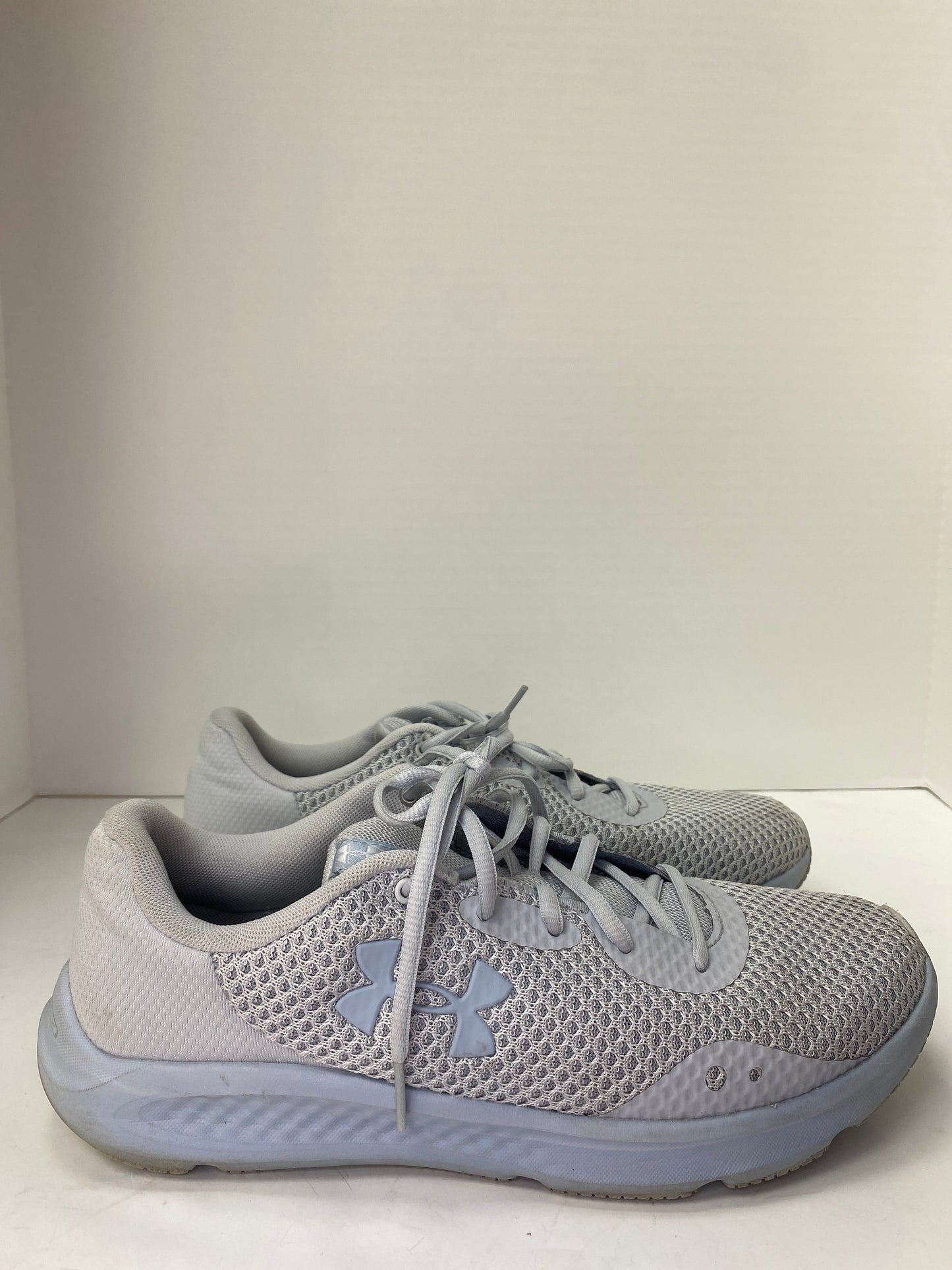 Shoes Athletic By Under Armour Size: 9.5