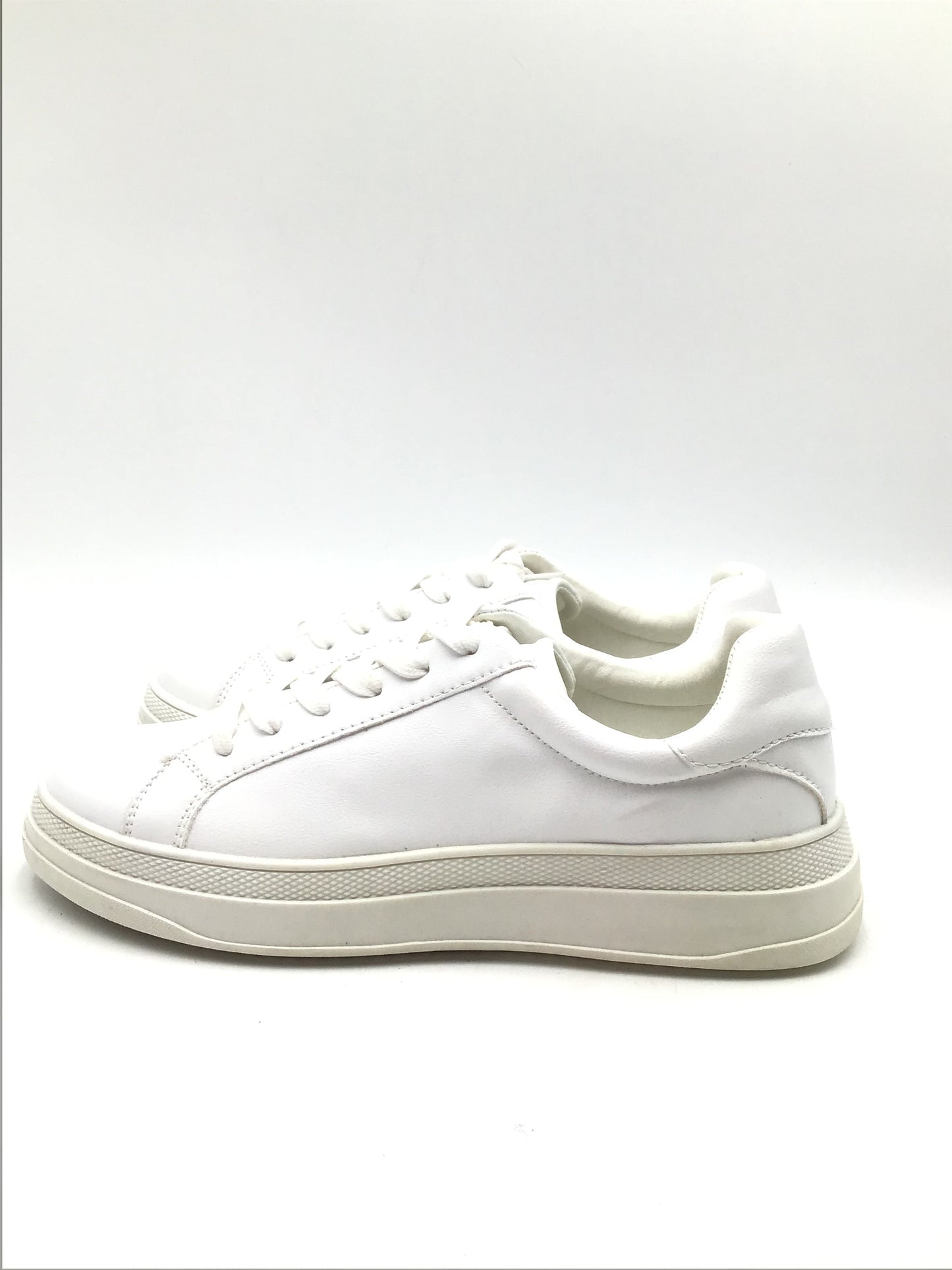 Shoes Sneakers By Steve Madden In White, Size: 11