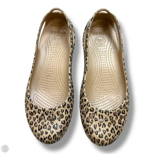Shoes Flats By Crocs In Animal Print, Size: 10