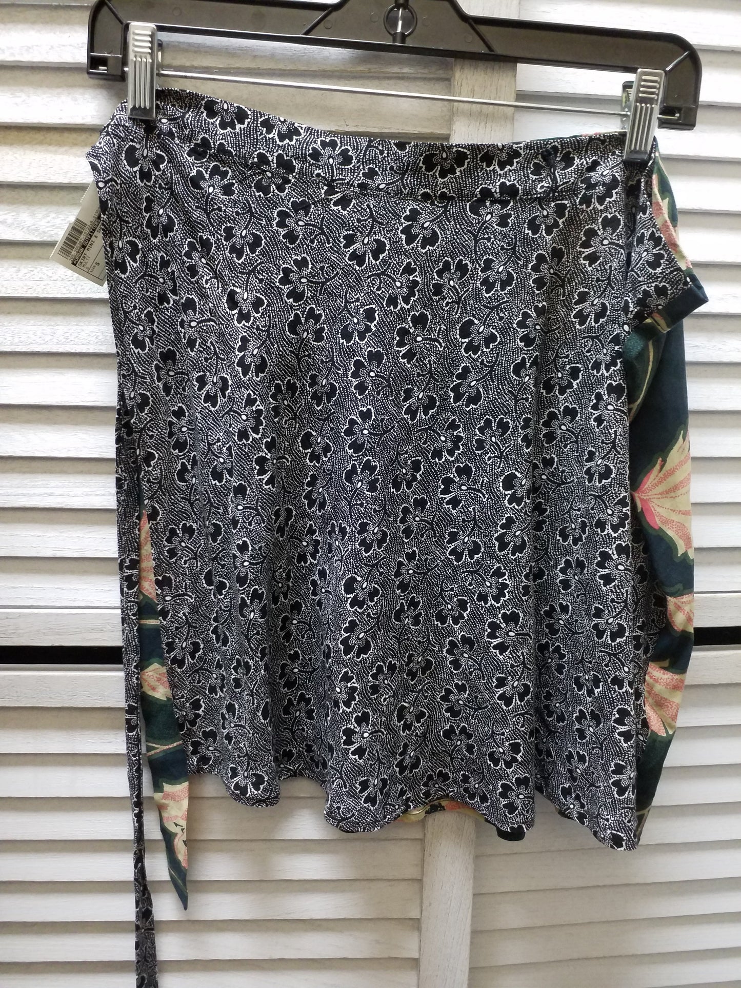 Skirt Mini & Short By Urban Outfitters Size: S