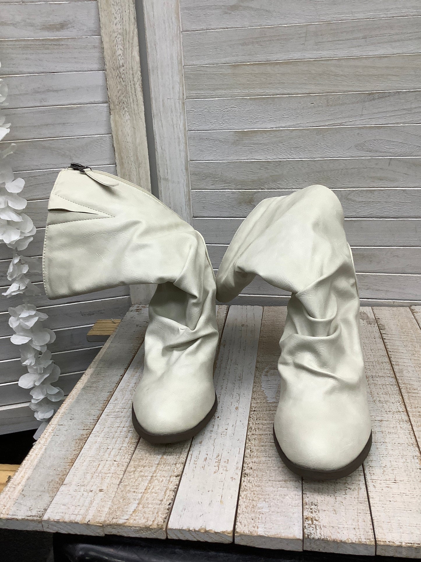 Boots Mid-calf Flats By Clothes Mentor Size: 5.5