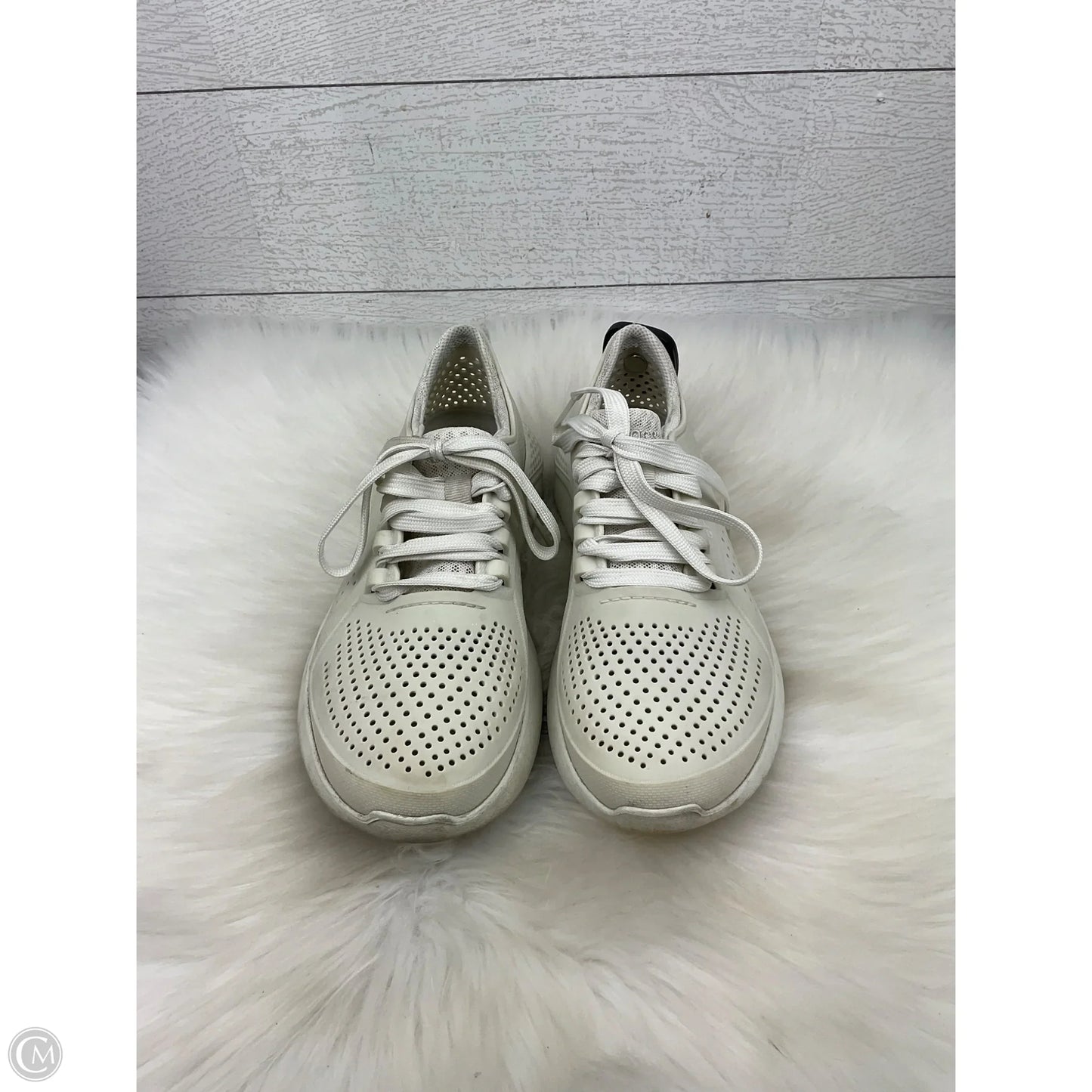 Shoes Sneakers By Crocs In Cream, Size: 8