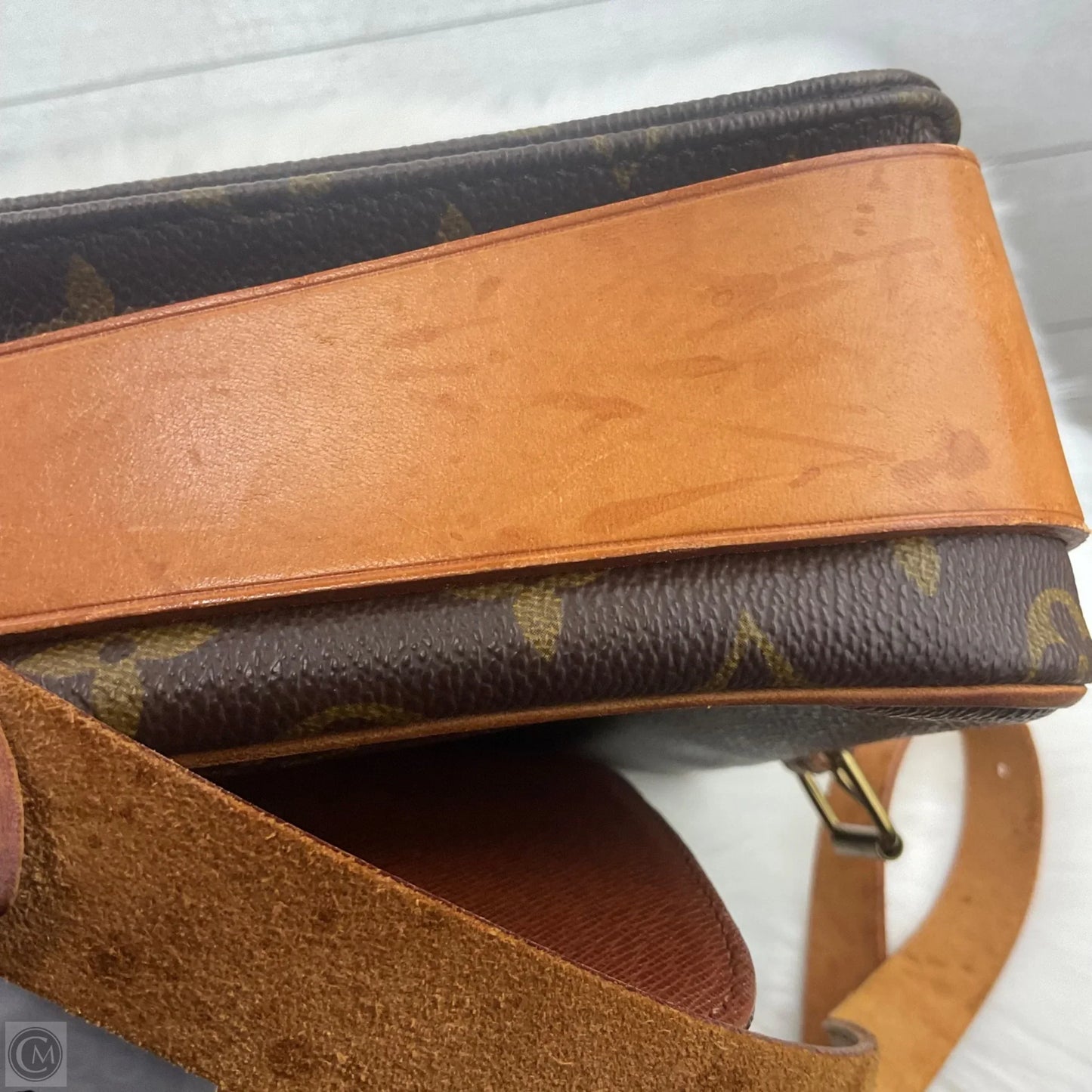 Crossbody Luxury Designer By Louis Vuitton, Size: Medium