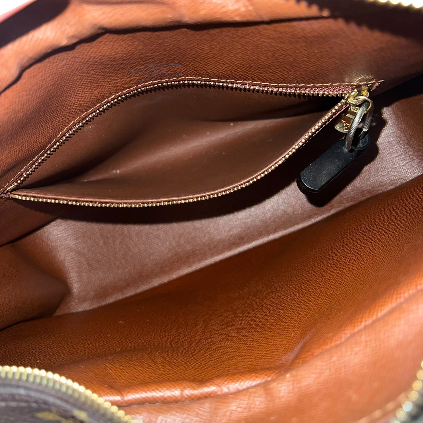 Handbag Luxury Designer By Louis Vuitton, Size: Medium