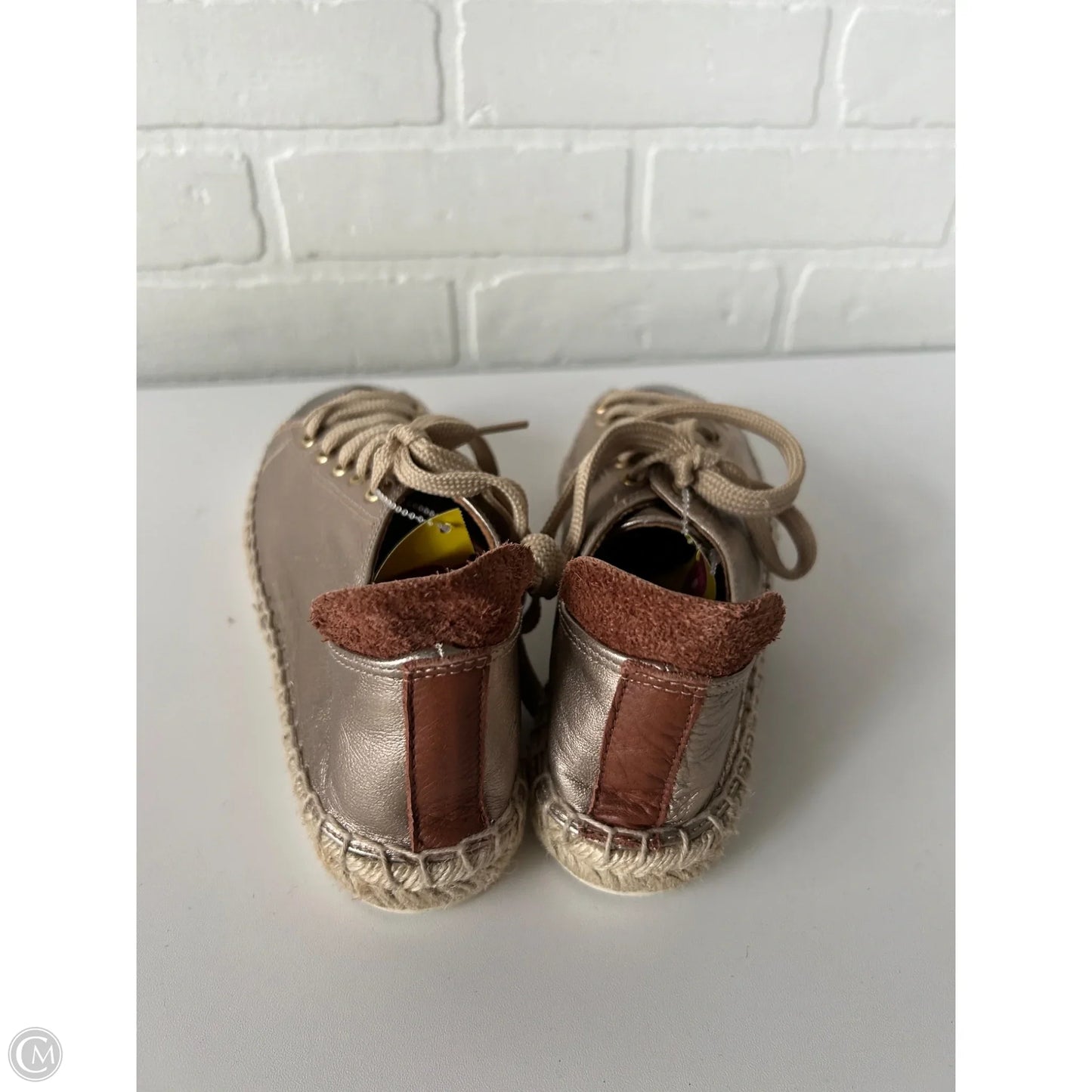Shoes Sneakers By Clothes Mentor In Gold, Size: 6.5