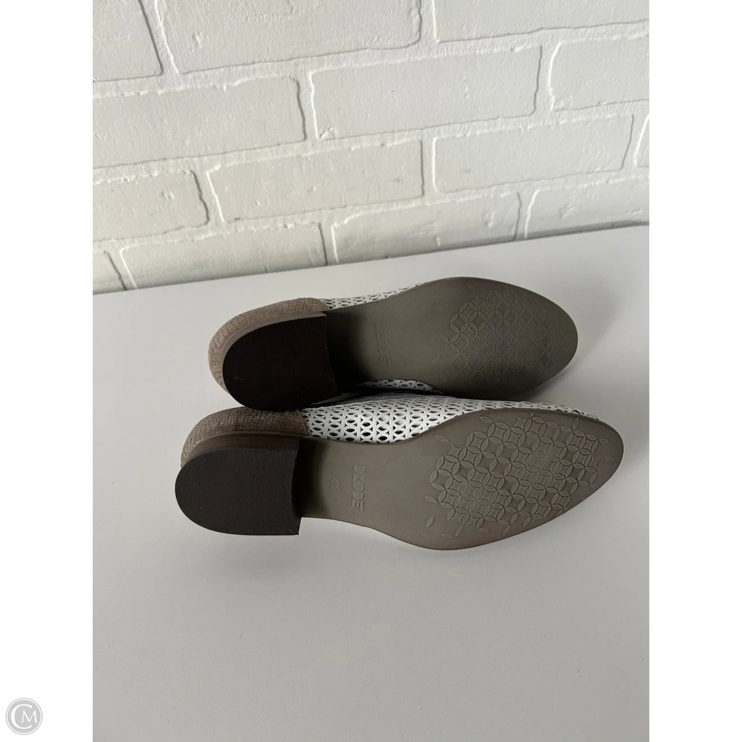 Shoes Flats By Clothes Mentor In Grey & White, Size: 10.5