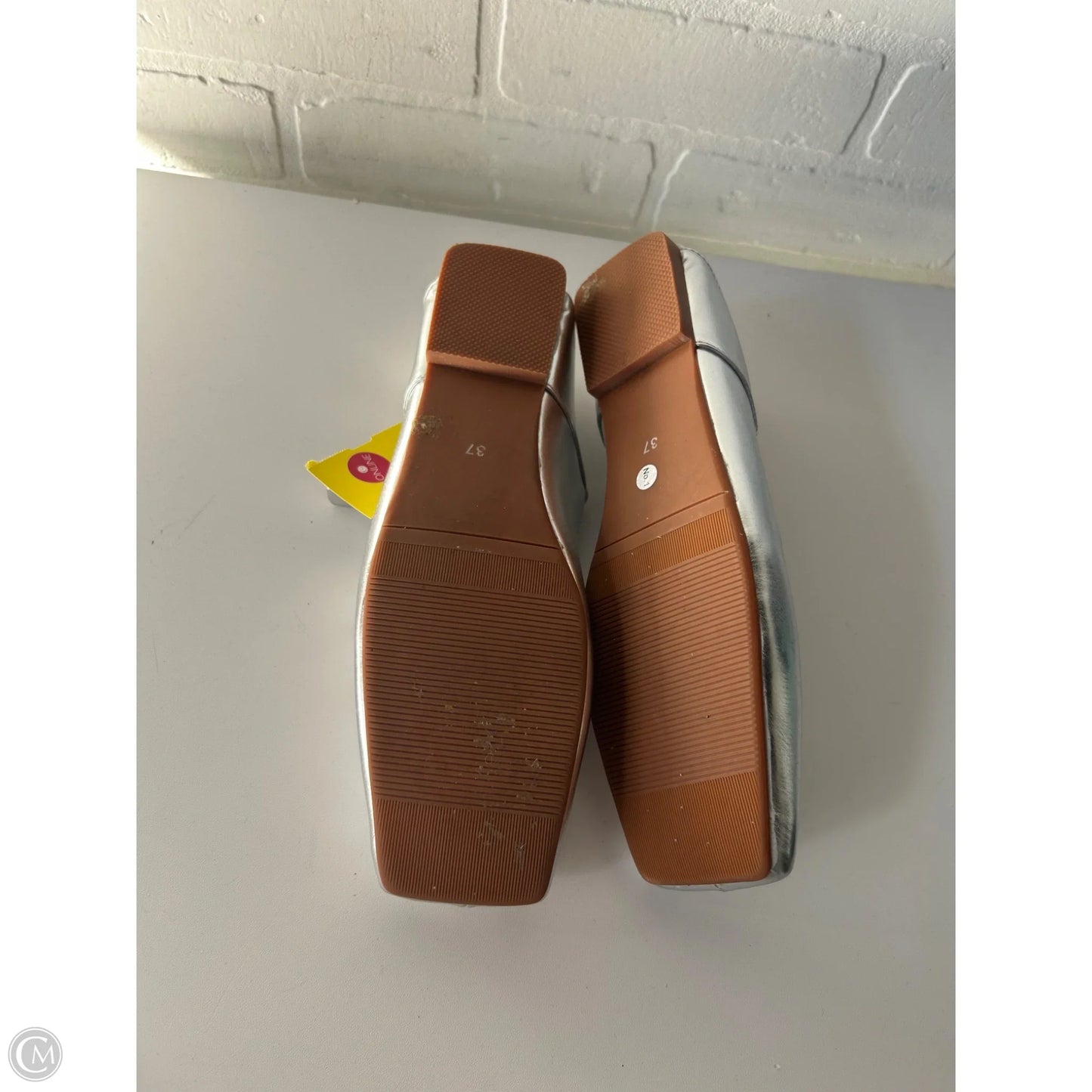 Shoes Flats By Clothes Mentor In Silver, Size: 6.5