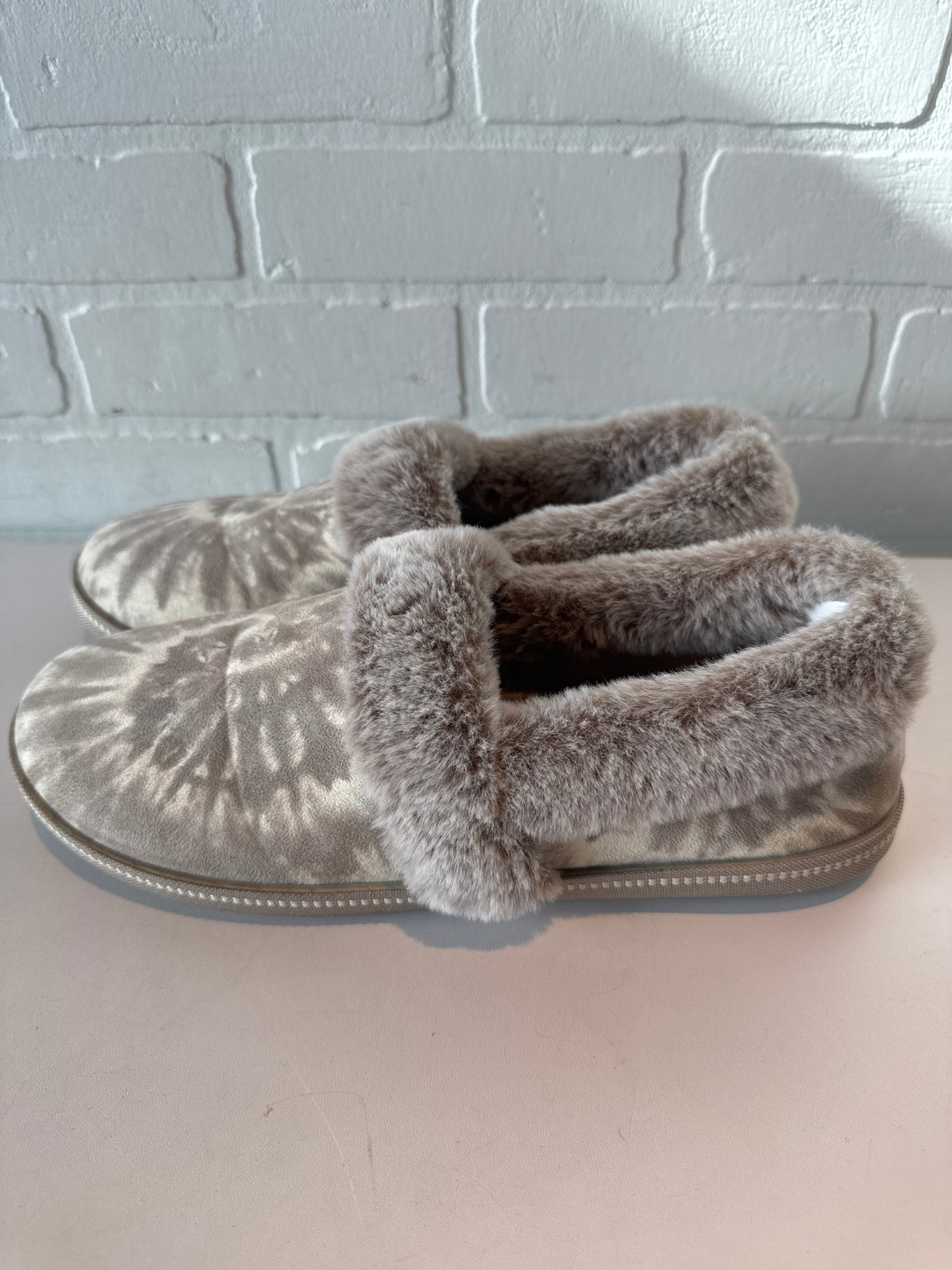 Slippers By Skechers In Brown & Cream