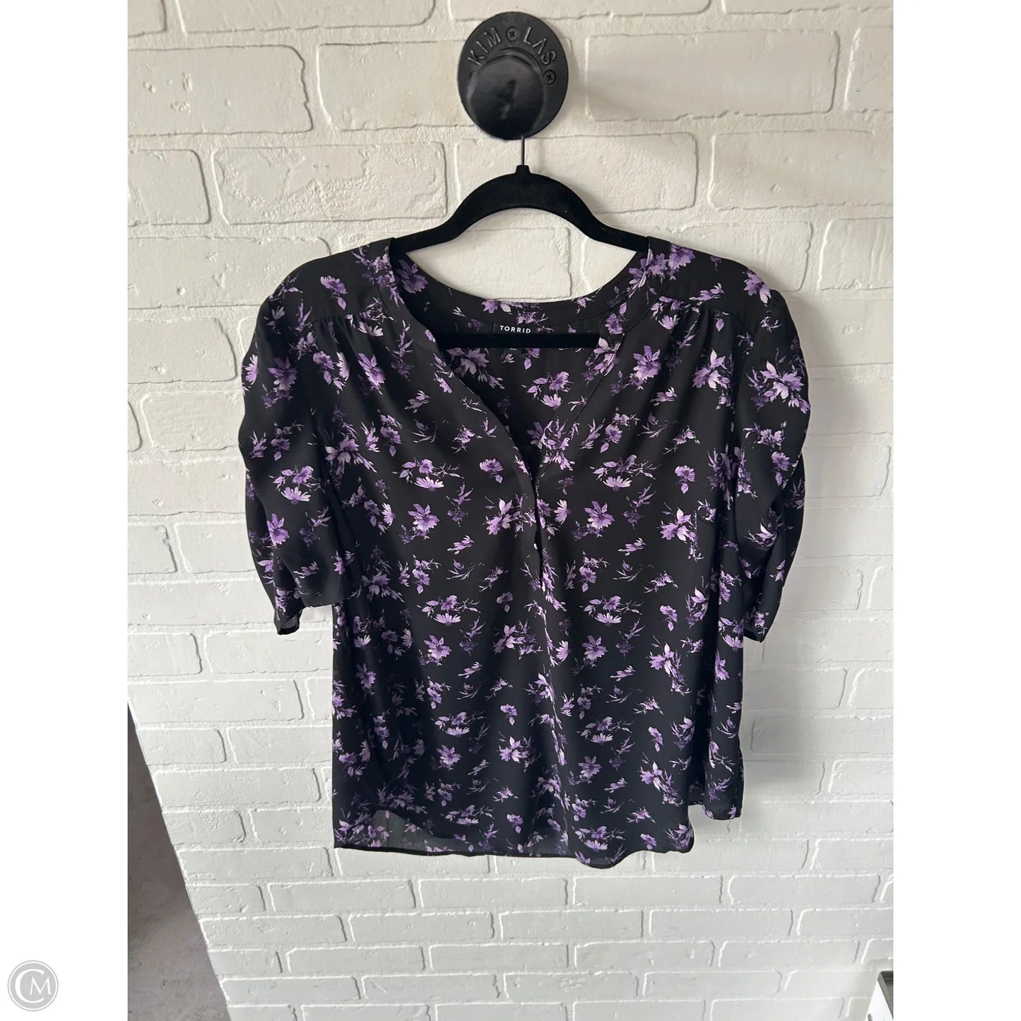 Top Short Sleeve By Torrid In Black & Purple, Size: 1x