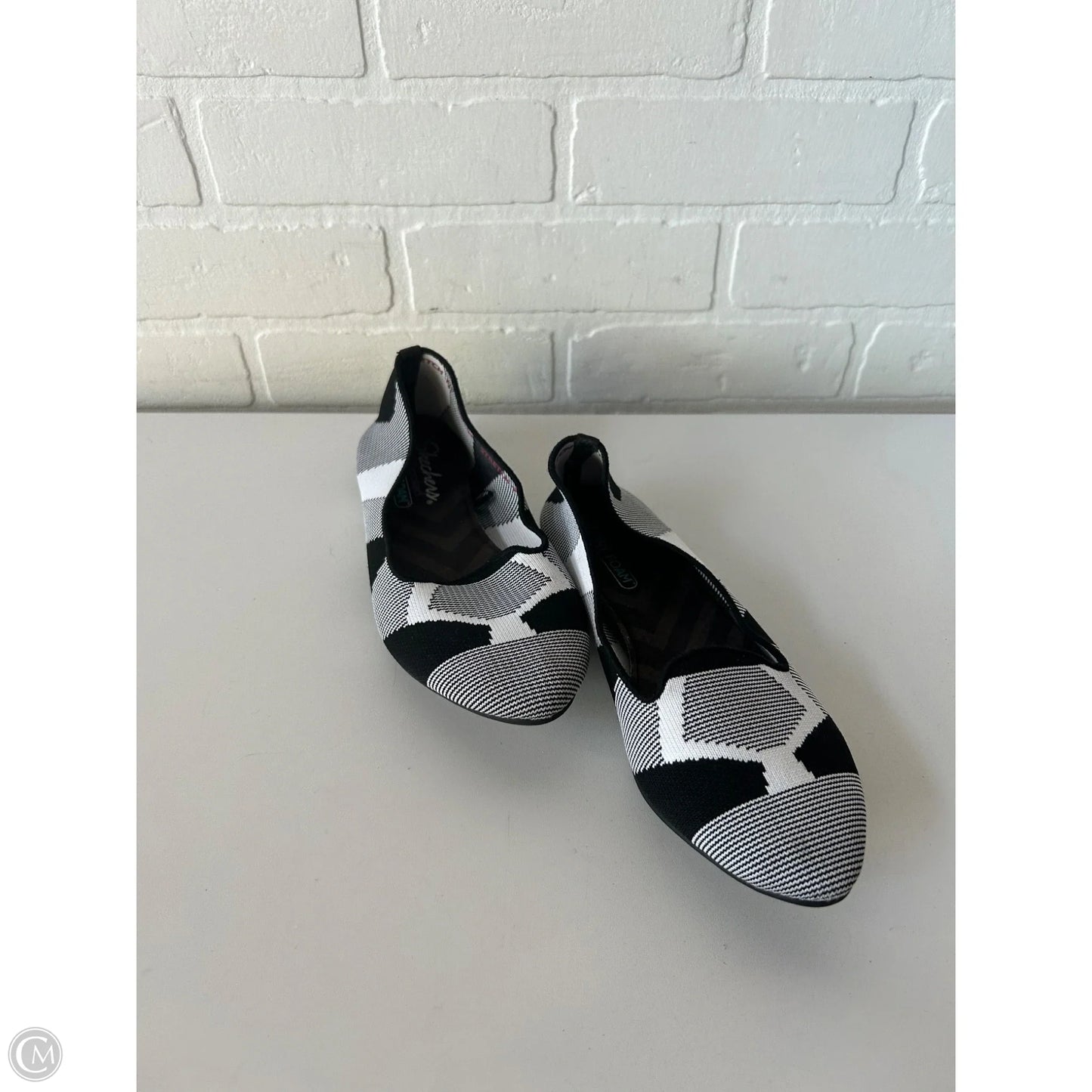 Shoes Flats By Skechers In Black & White, Size: 6.5