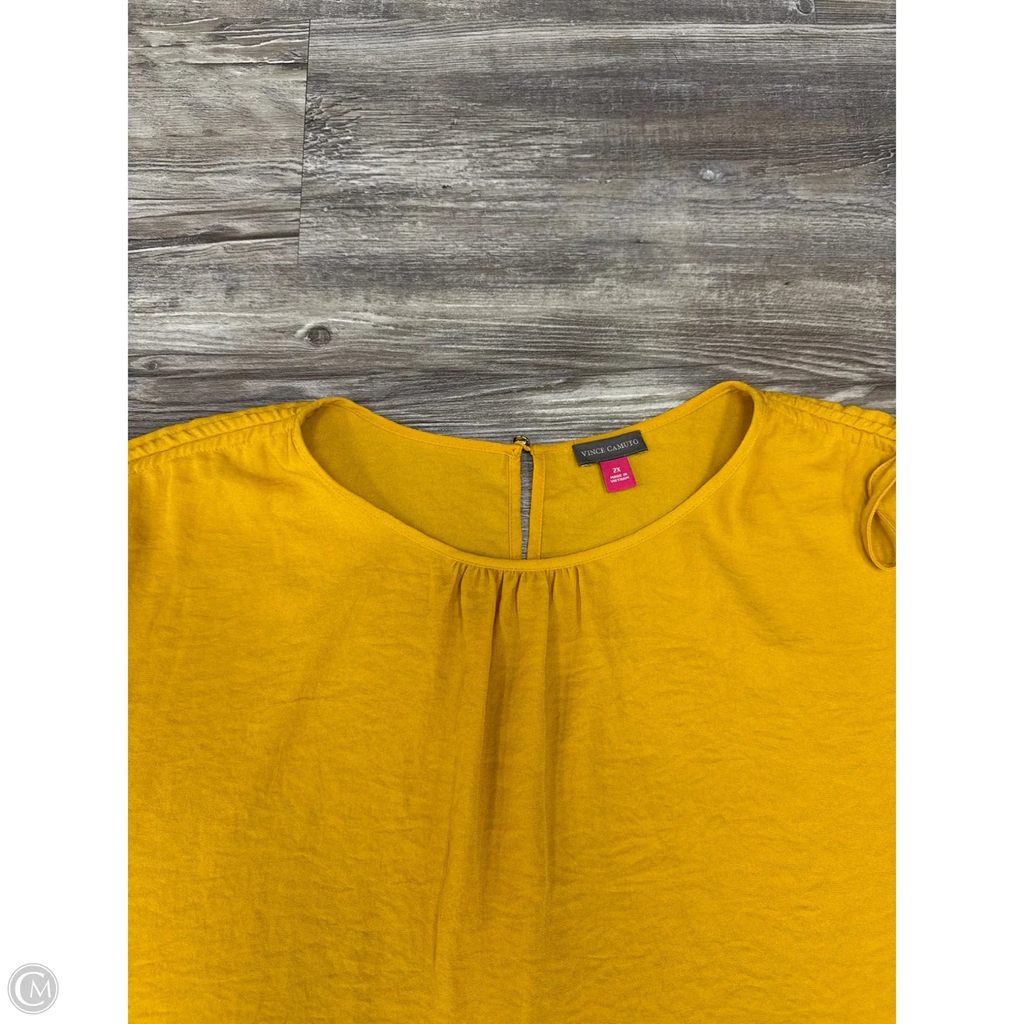 Top Short Sleeve By Vince Camuto In Yellow, Size: 2x