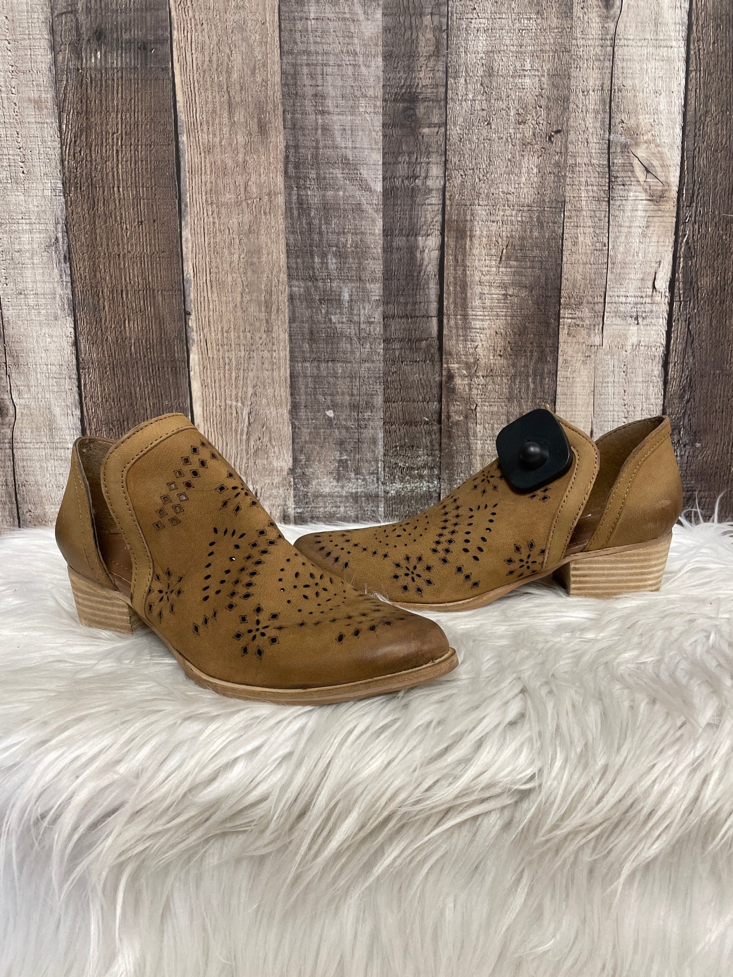 Boots Ankle Heels By Very Volatile Size: 6