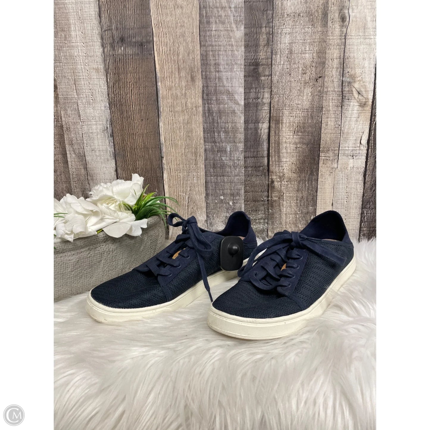 Shoes Sneakers By Olukai In Navy, Size: 9
