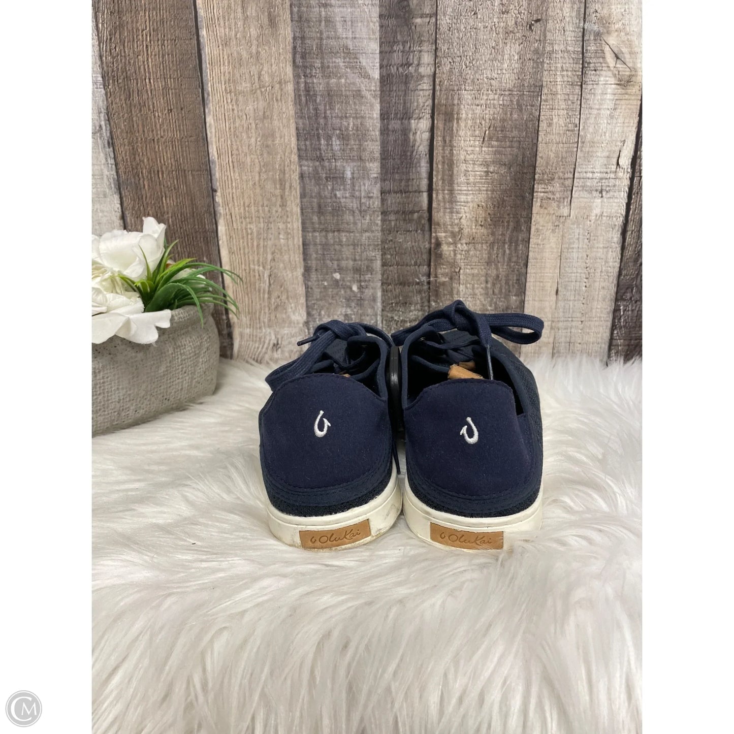 Shoes Sneakers By Olukai In Navy, Size: 9