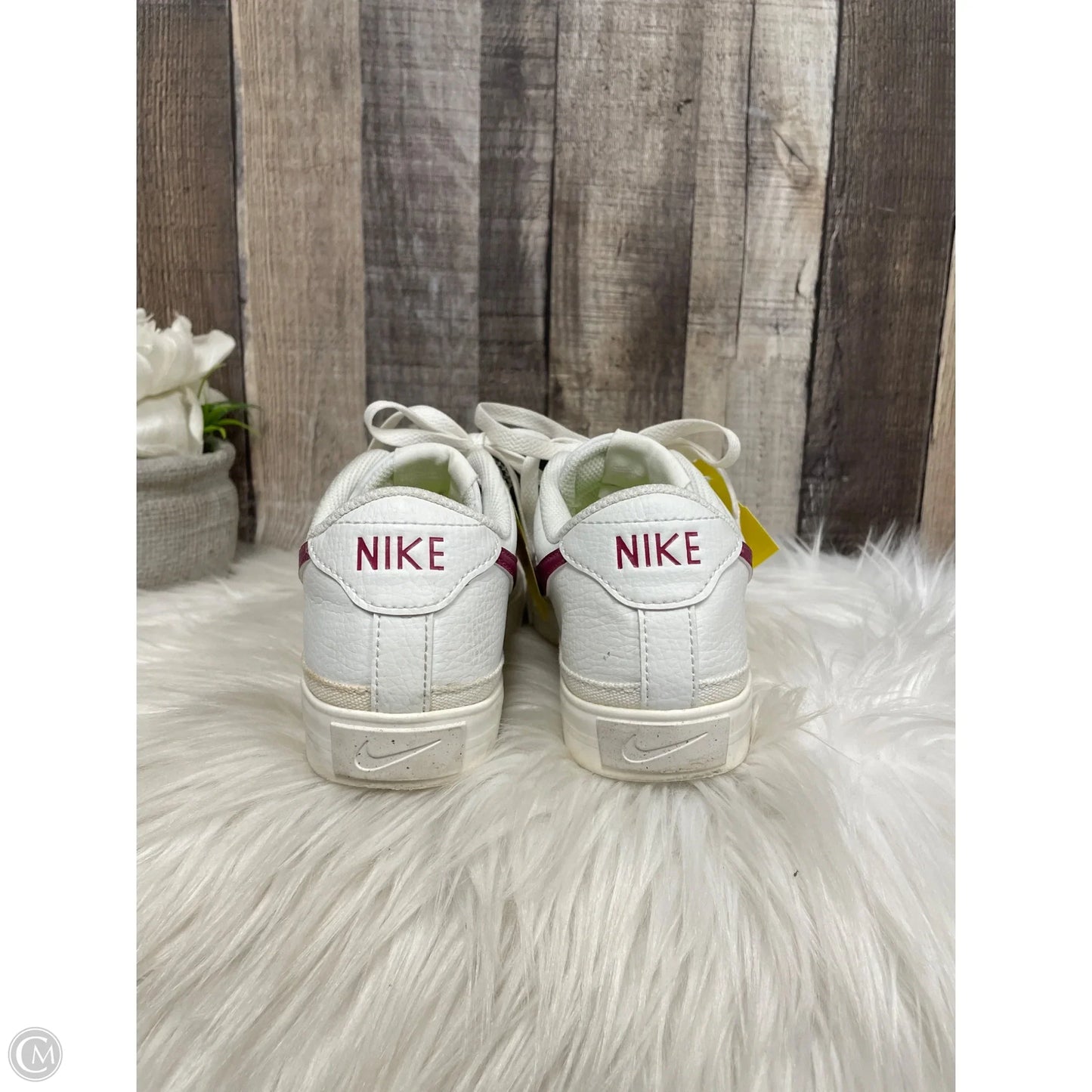 Shoes Sneakers By Nike In White, Size: 7
