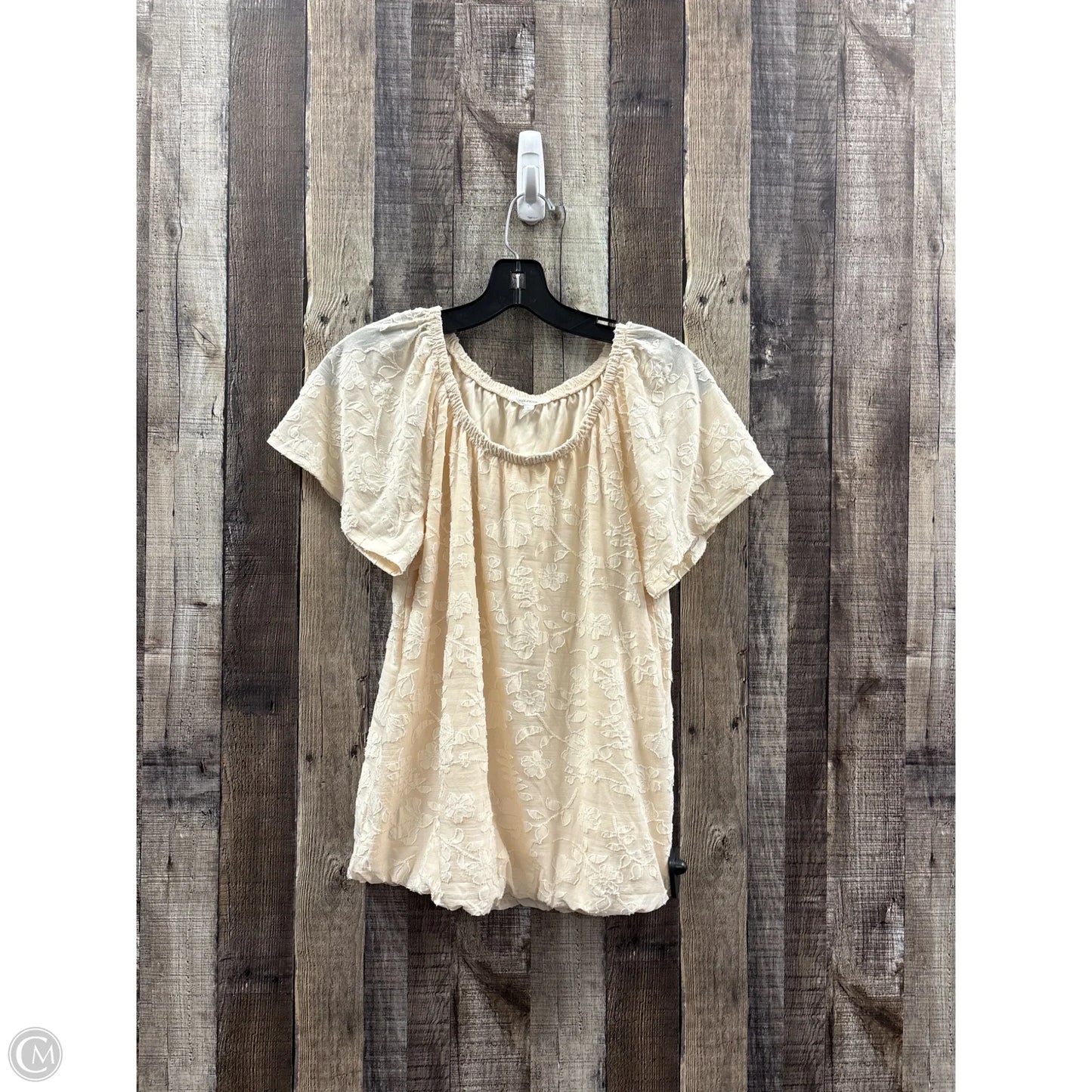 Top Short Sleeve By Maurices In Cream, Size: S