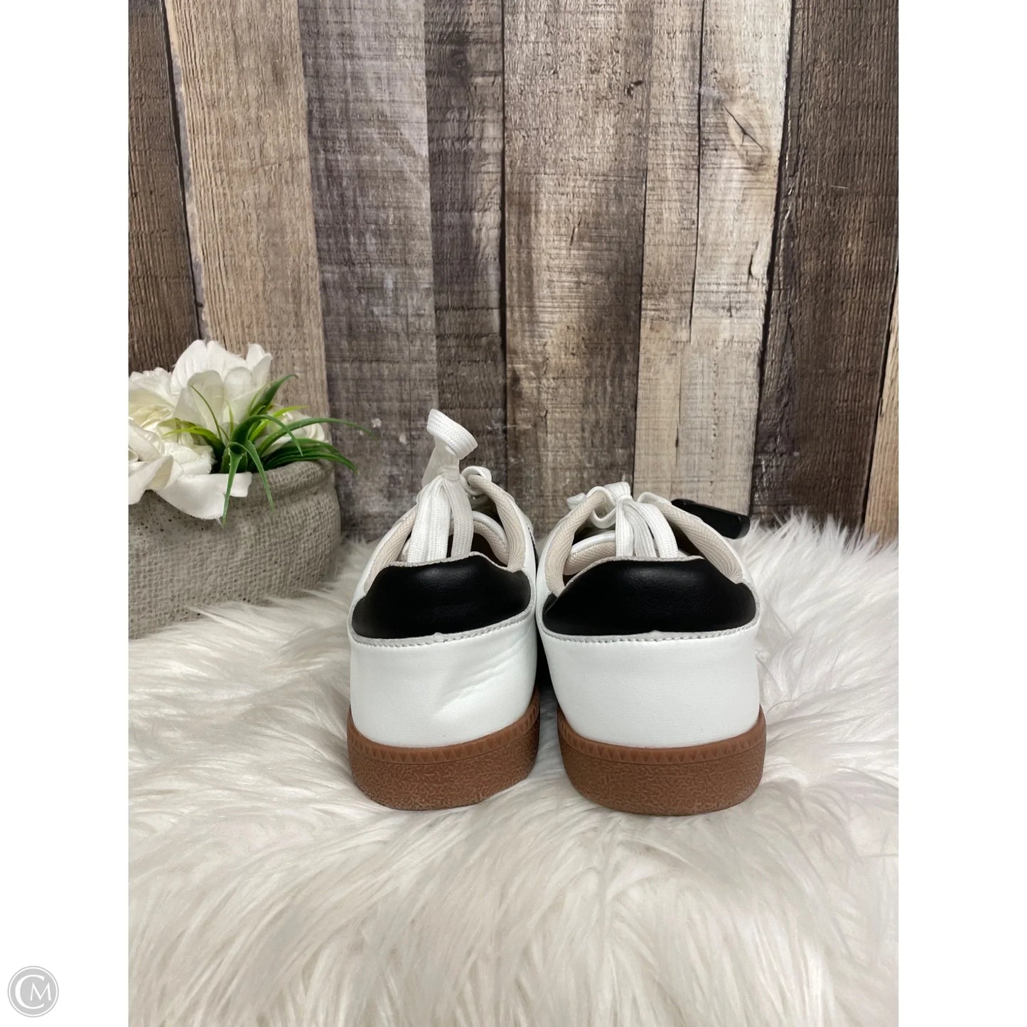 Shoes Sneakers By Cmf In Black & White, Size: 9.5
