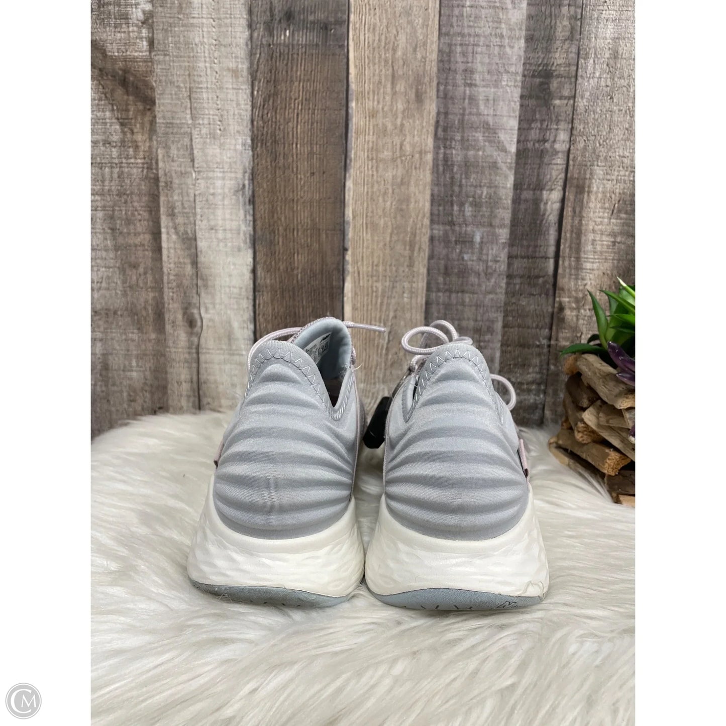 Shoes Athletic By New Balance In Grey & Pink, Size: 9.5