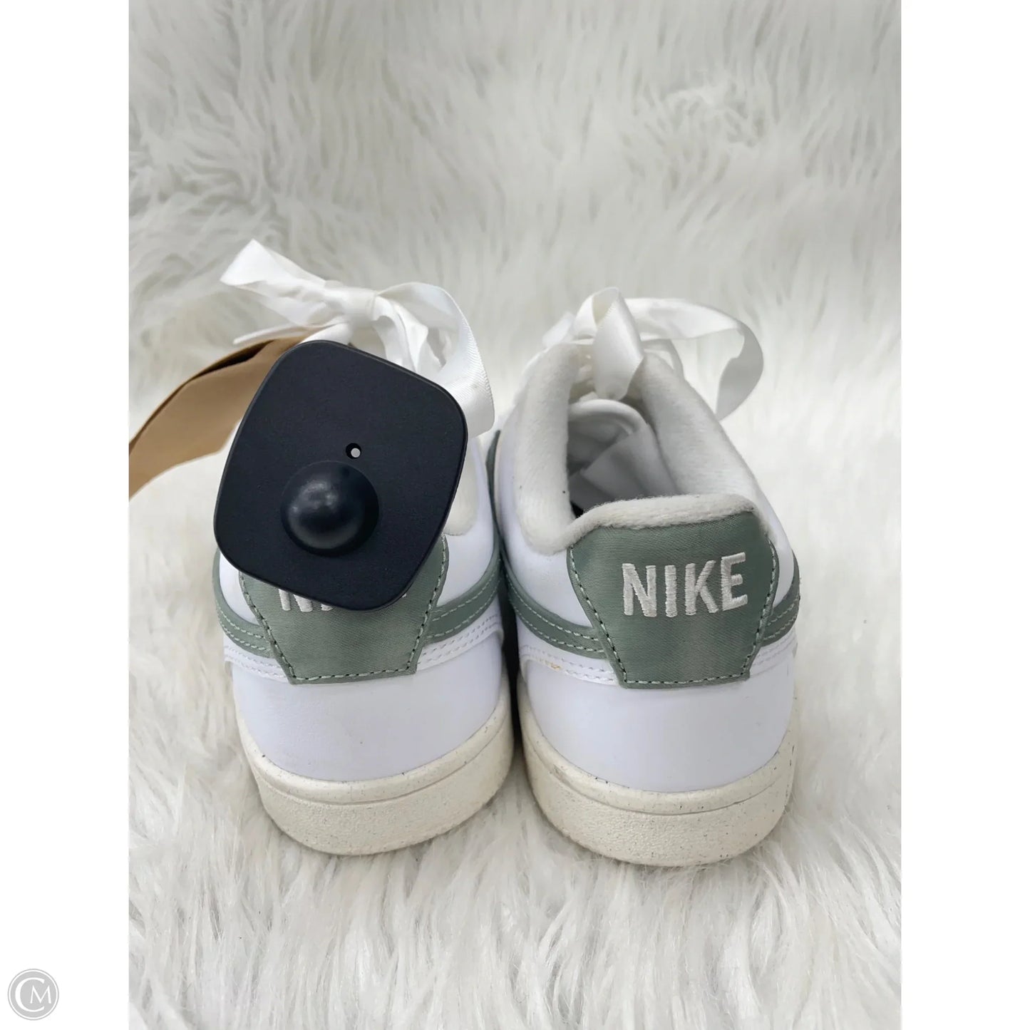 Shoes Sneakers By Nike In Green & White, Size: 6.5