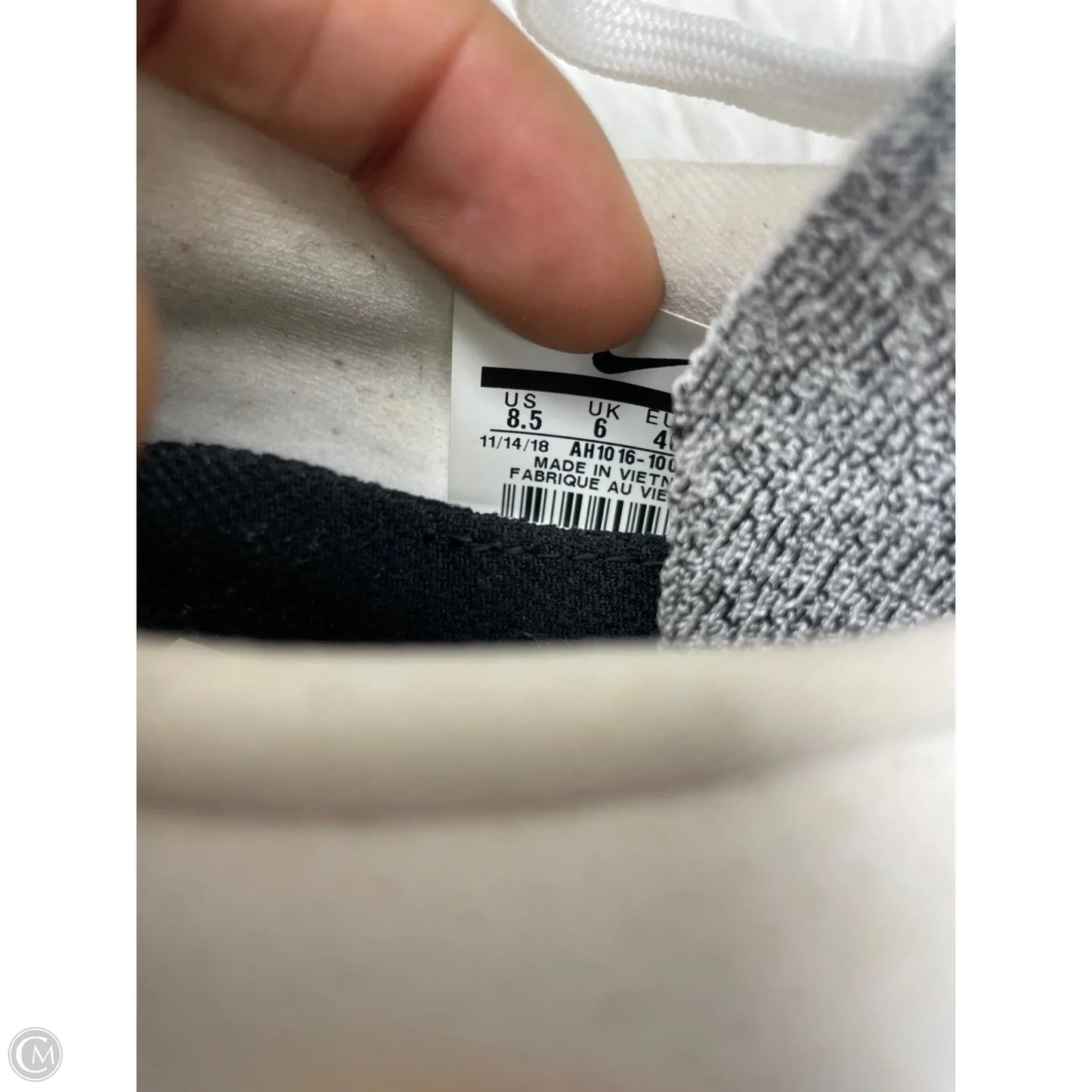 Shoes Athletic By Nike In Cream & Grey, Size: 8.5