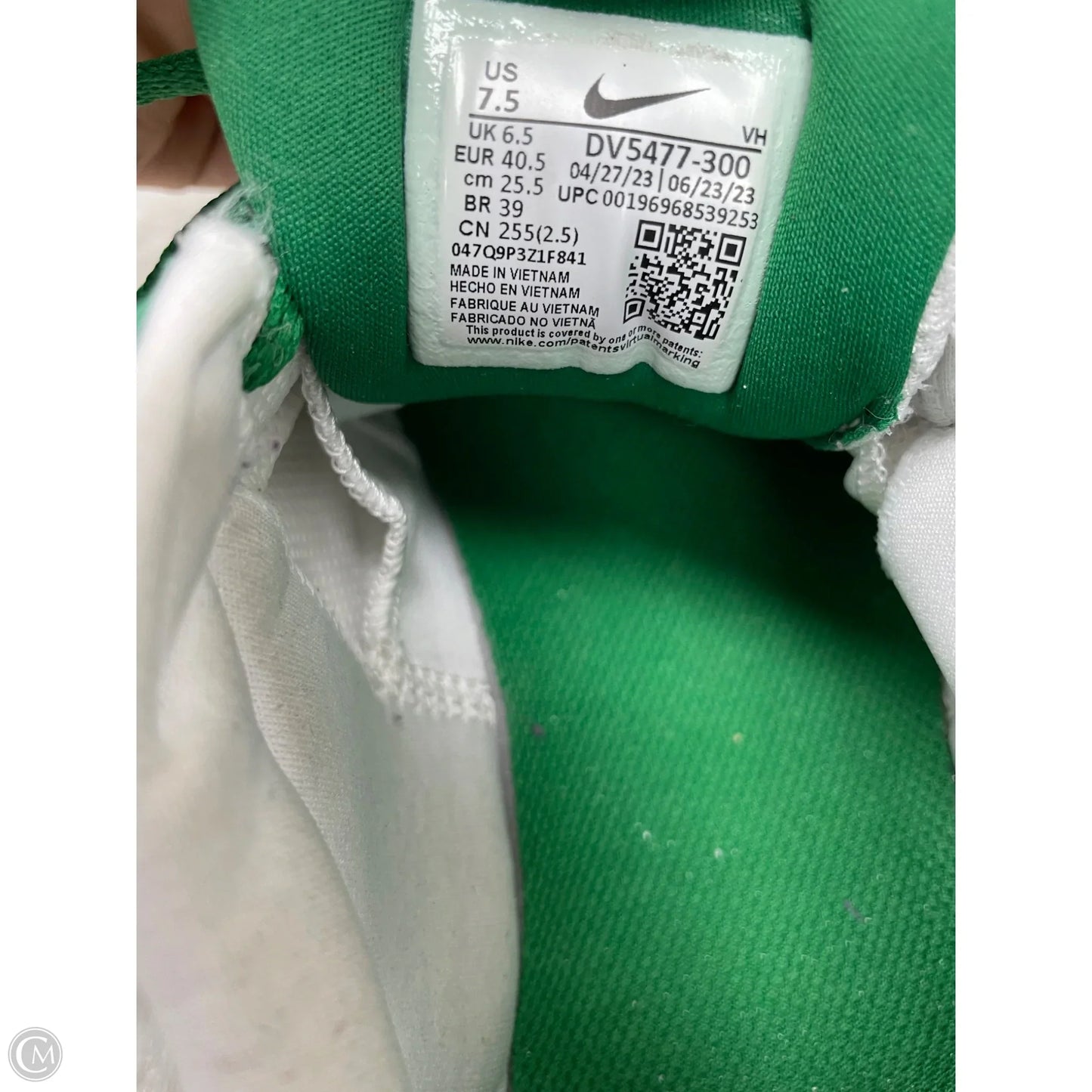 Shoes Sneakers By Nike In Green & White, Size: 7.5
