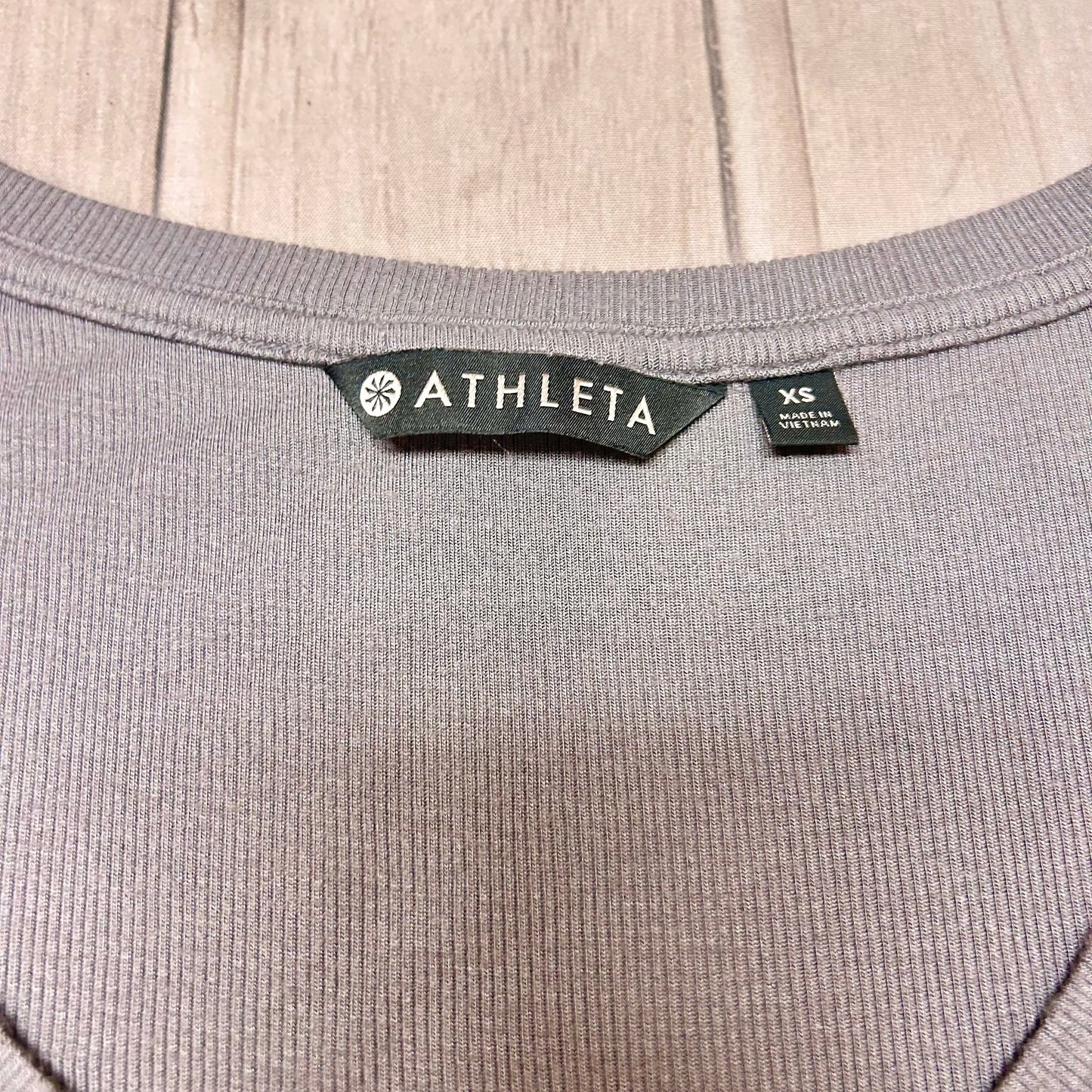 Athletic Top Short Sleeve By Athleta In Grey, Size: Xs