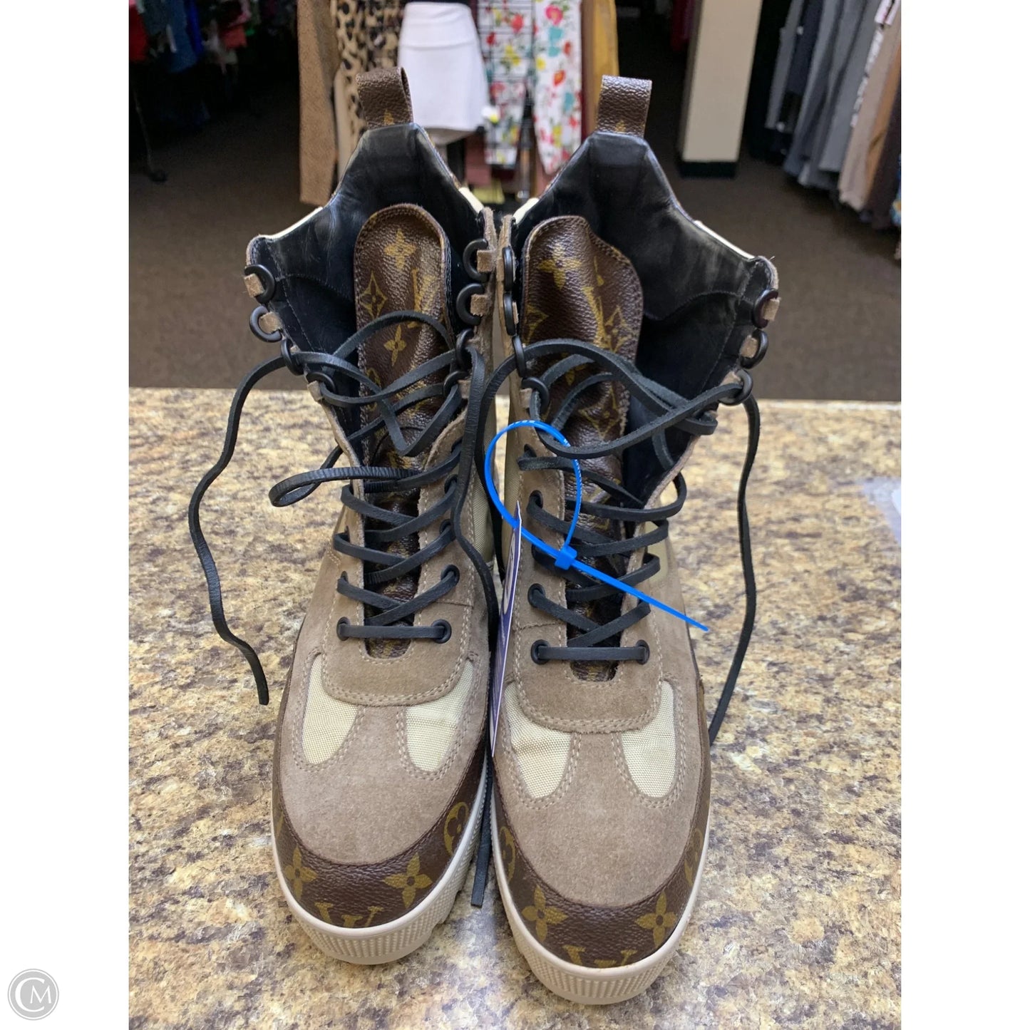Shoes Luxury Designer By Louis Vuitton In Tan, Size: 9
