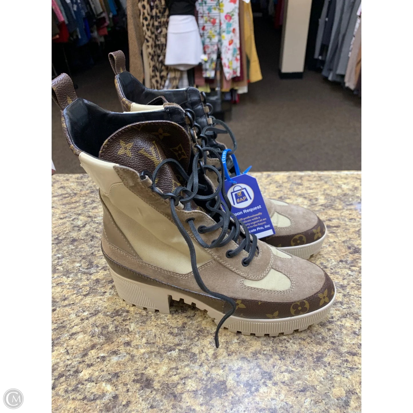 Shoes Luxury Designer By Louis Vuitton In Tan, Size: 9