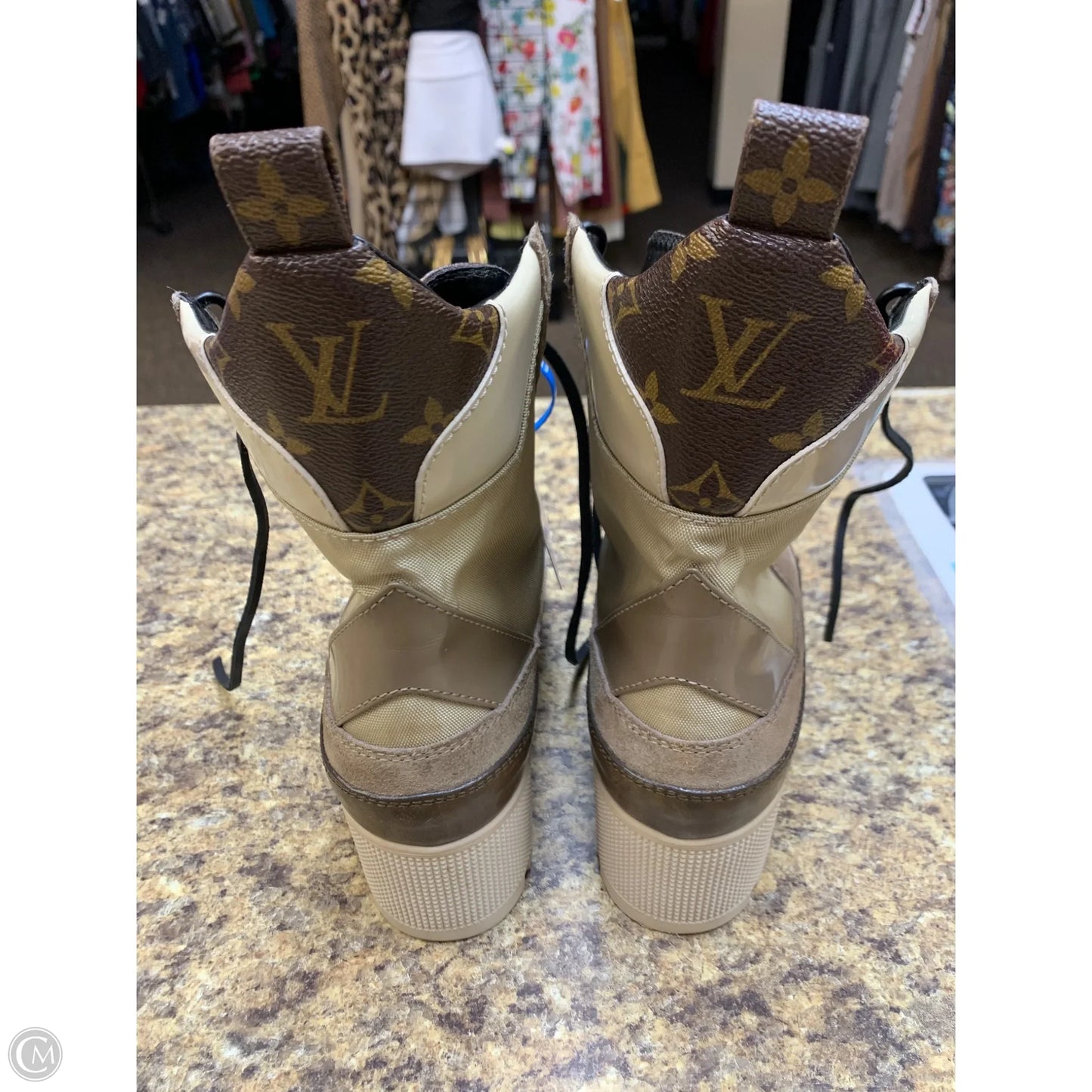 Shoes Luxury Designer By Louis Vuitton In Tan, Size: 9