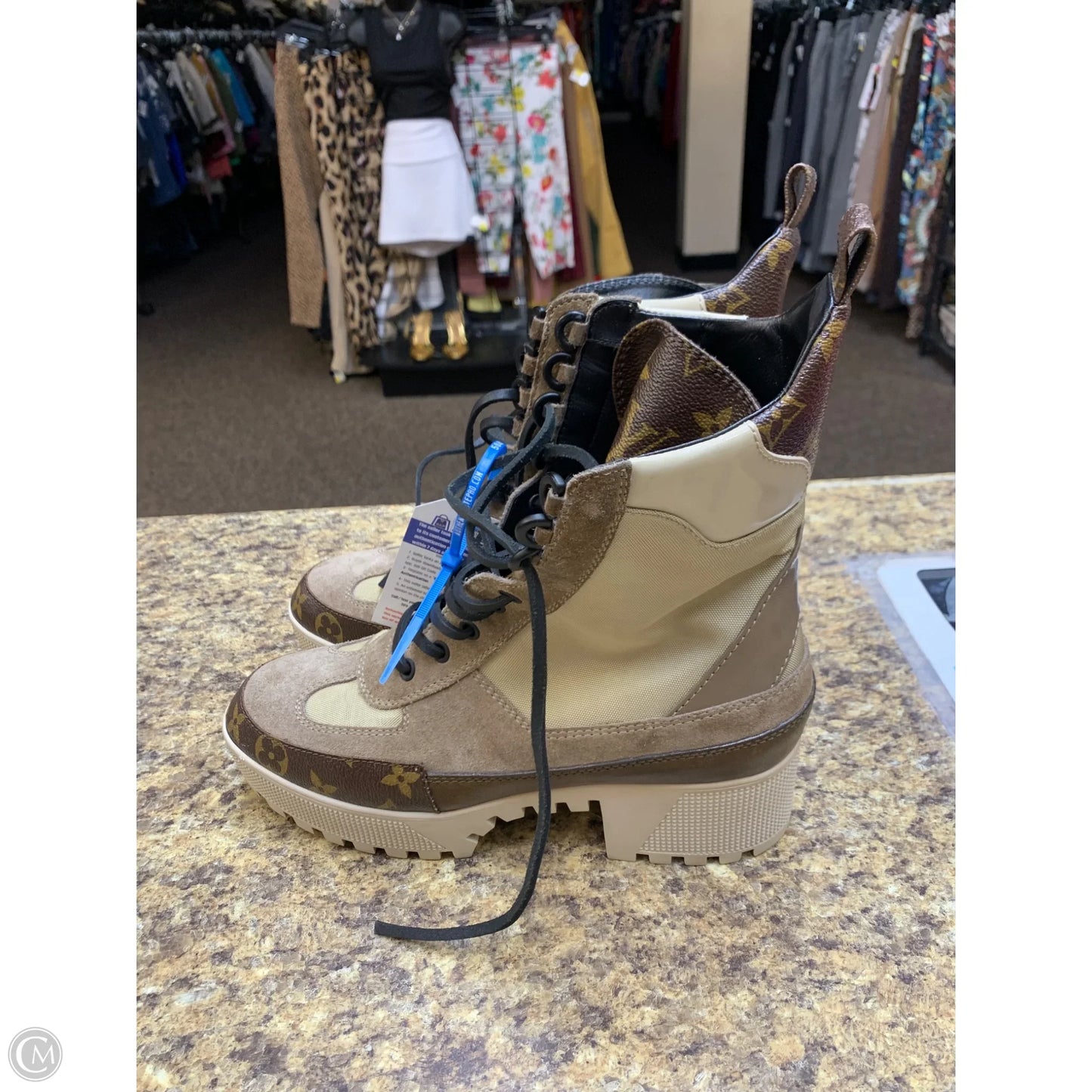 Shoes Luxury Designer By Louis Vuitton In Tan, Size: 9