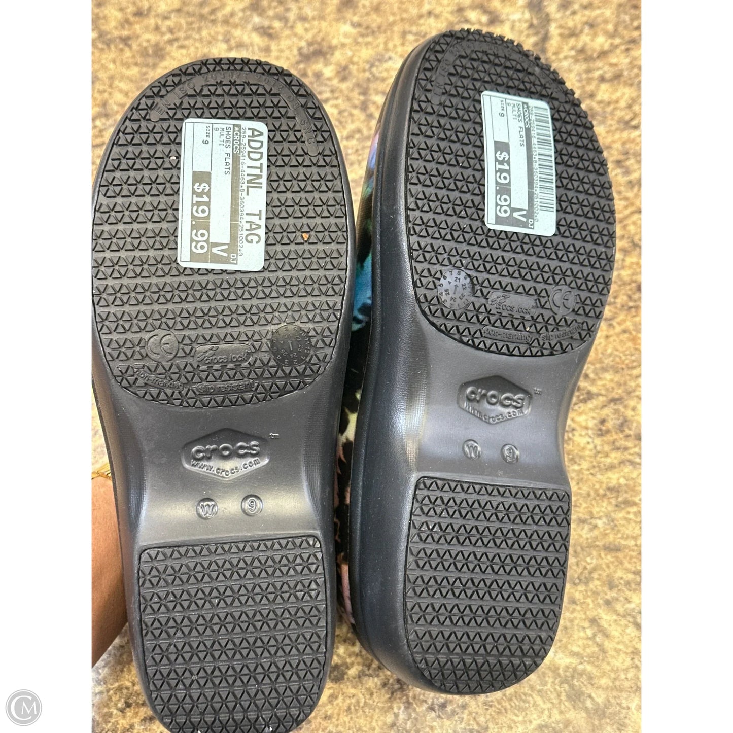 Shoes Flats By Crocs In Multi-colored, Size: 9