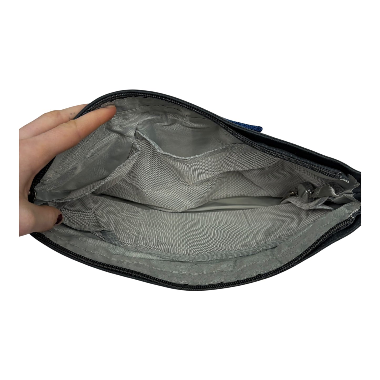 Makeup Bag By Clothes Mentor In Grey, Size:Medium