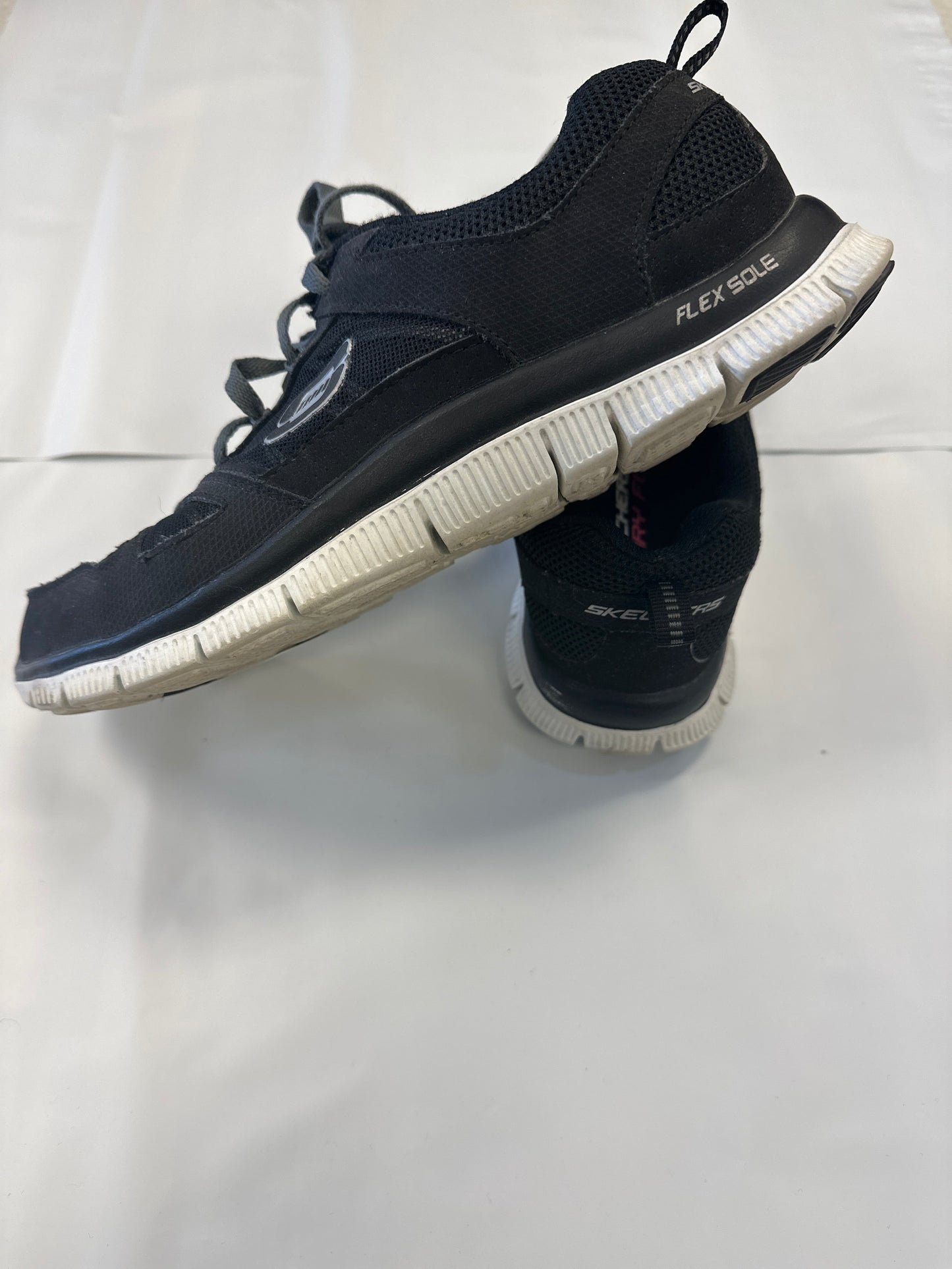 Shoes Sneakers By Skechers Size: 9