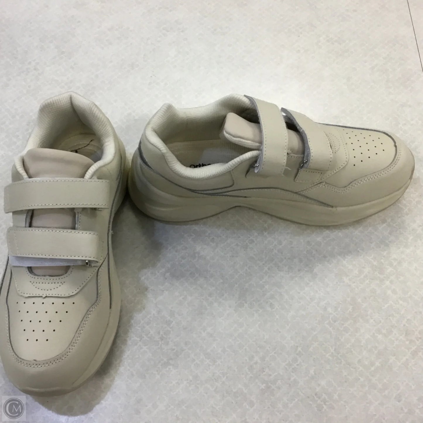 Shoes Athletic By Cmc In Cream, Size: 9