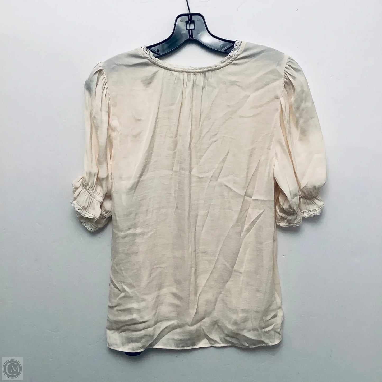 Top Short Sleeve By Cupcakes And Cashmere In Cream, Size: M
