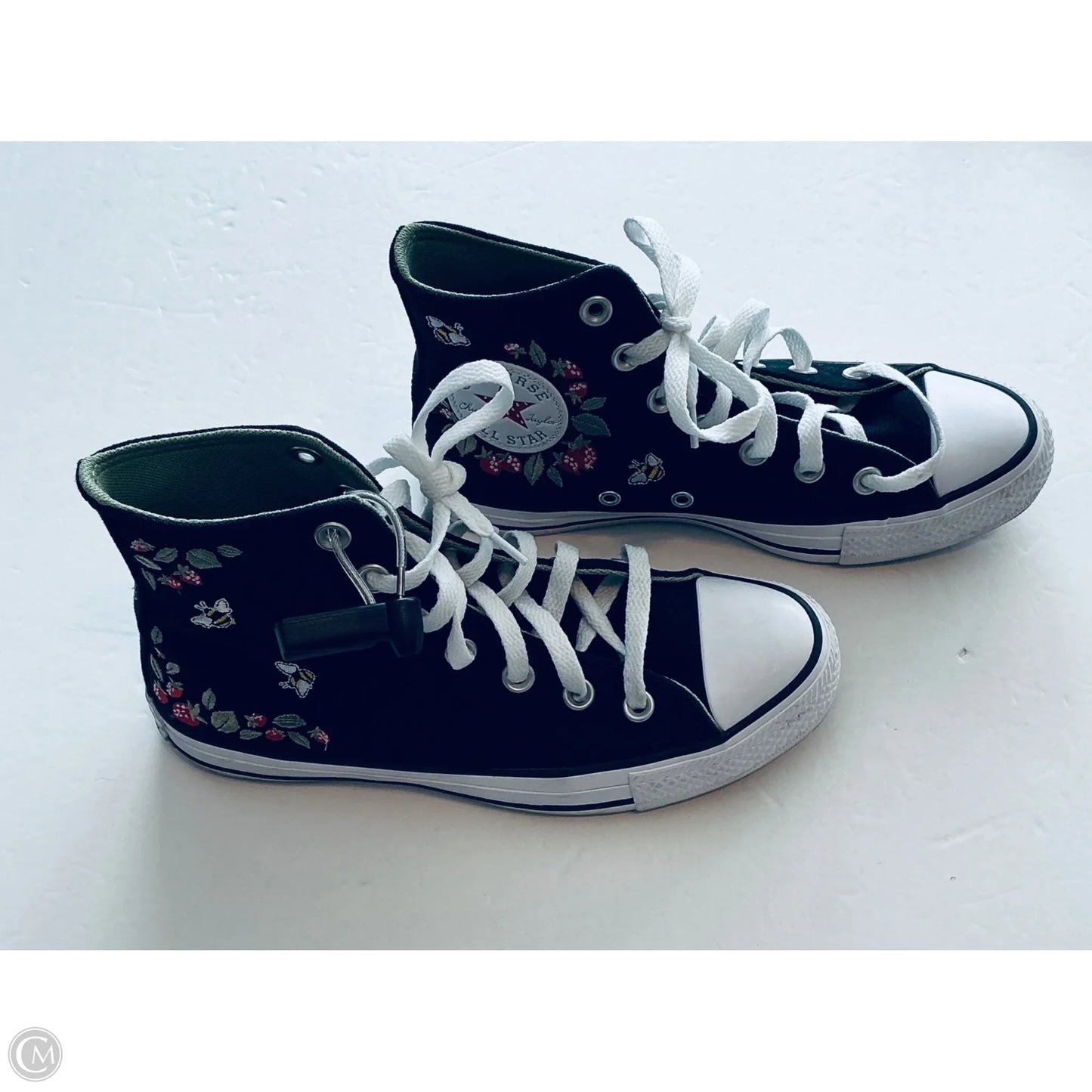 Shoes Sneakers By Converse In Black & White, Size: 6.5