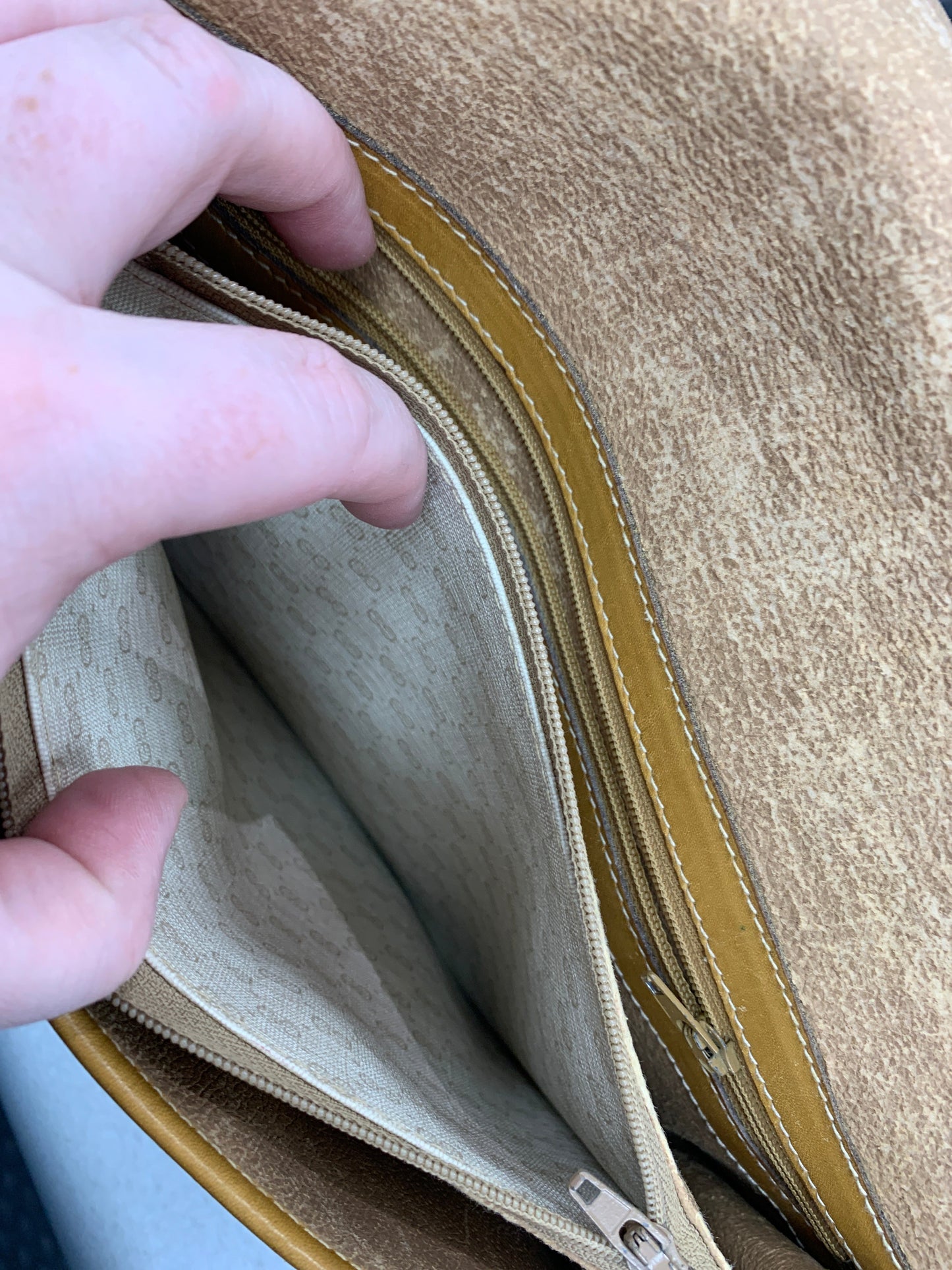 Crossbody Luxury Designer By Gucci, Size: Medium