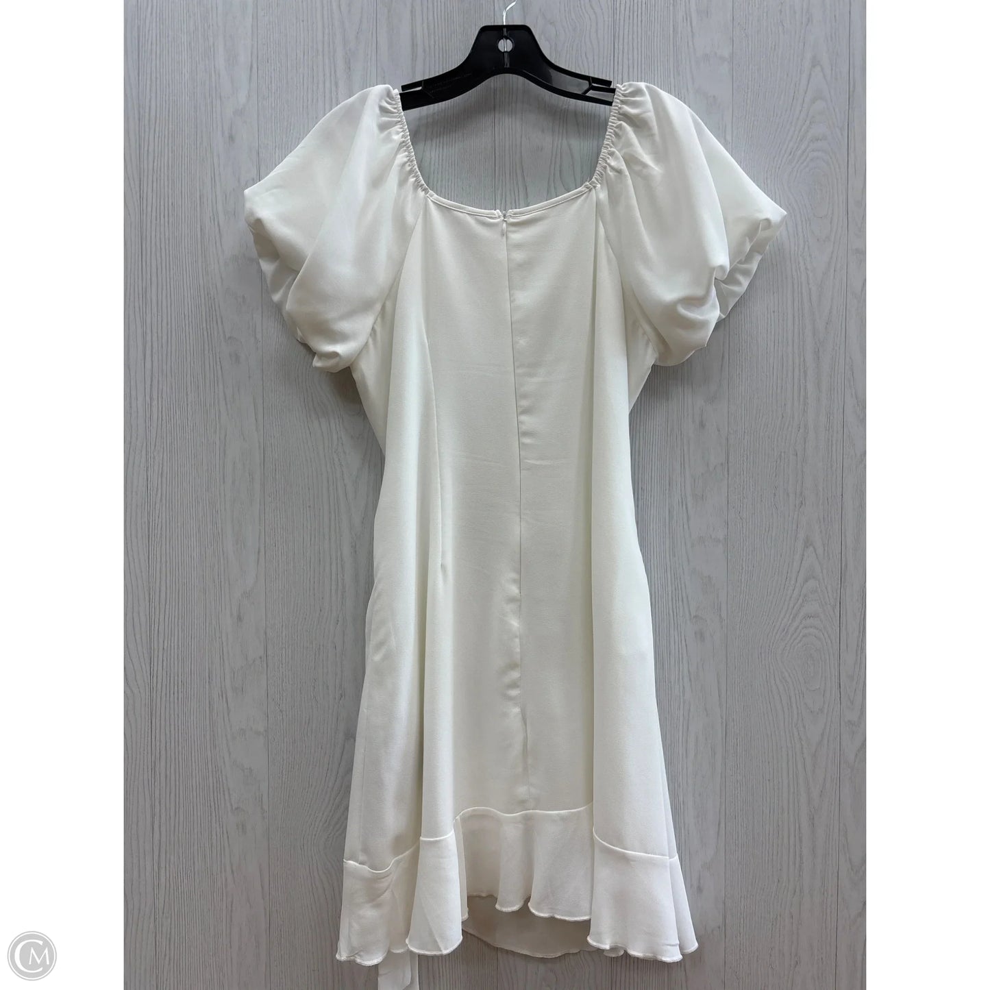 Dress Casual Short By Clothes Mentor In White, Size: M
