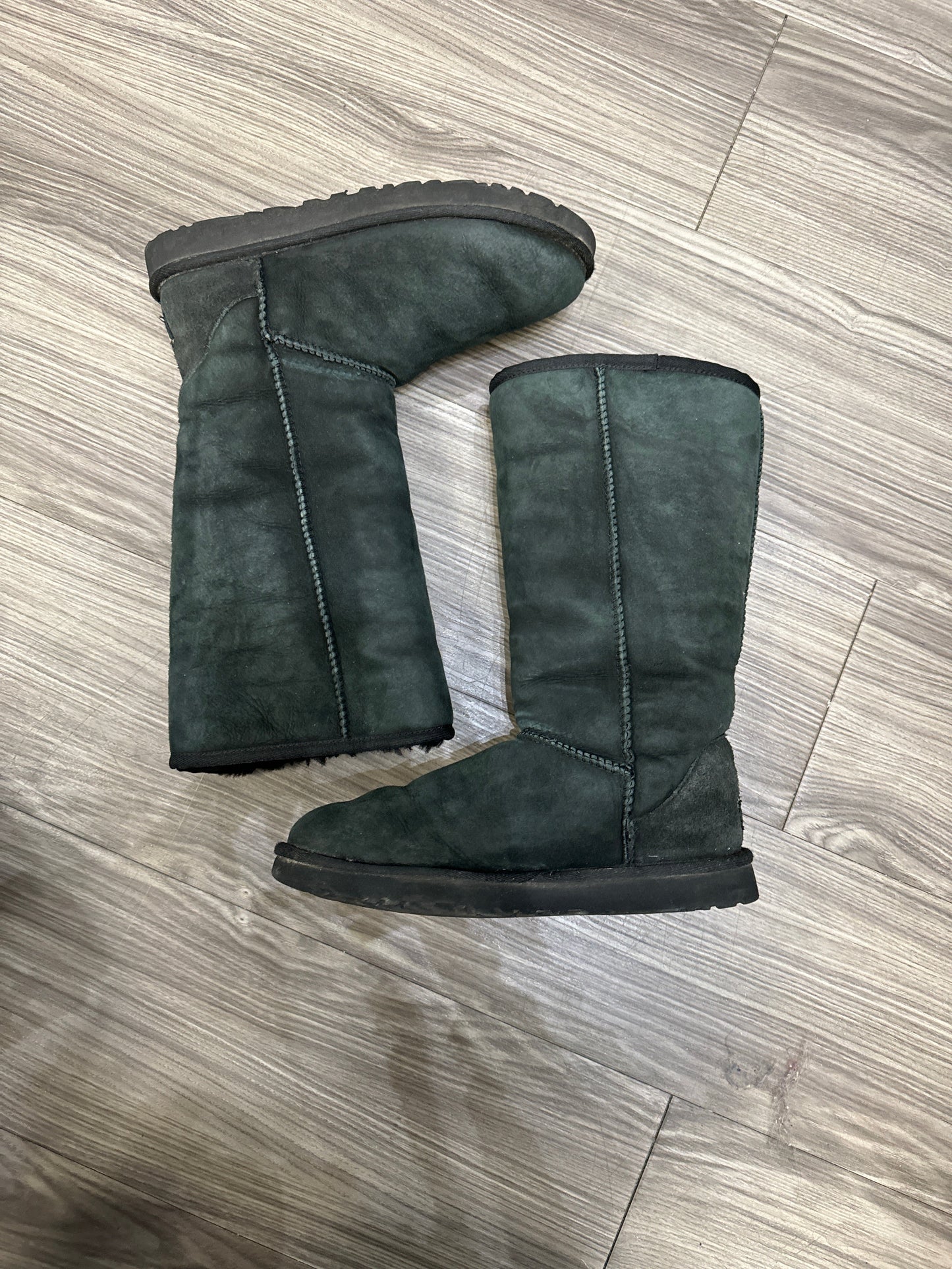 Boots Mid-calf Flats By Ugg Size: 6