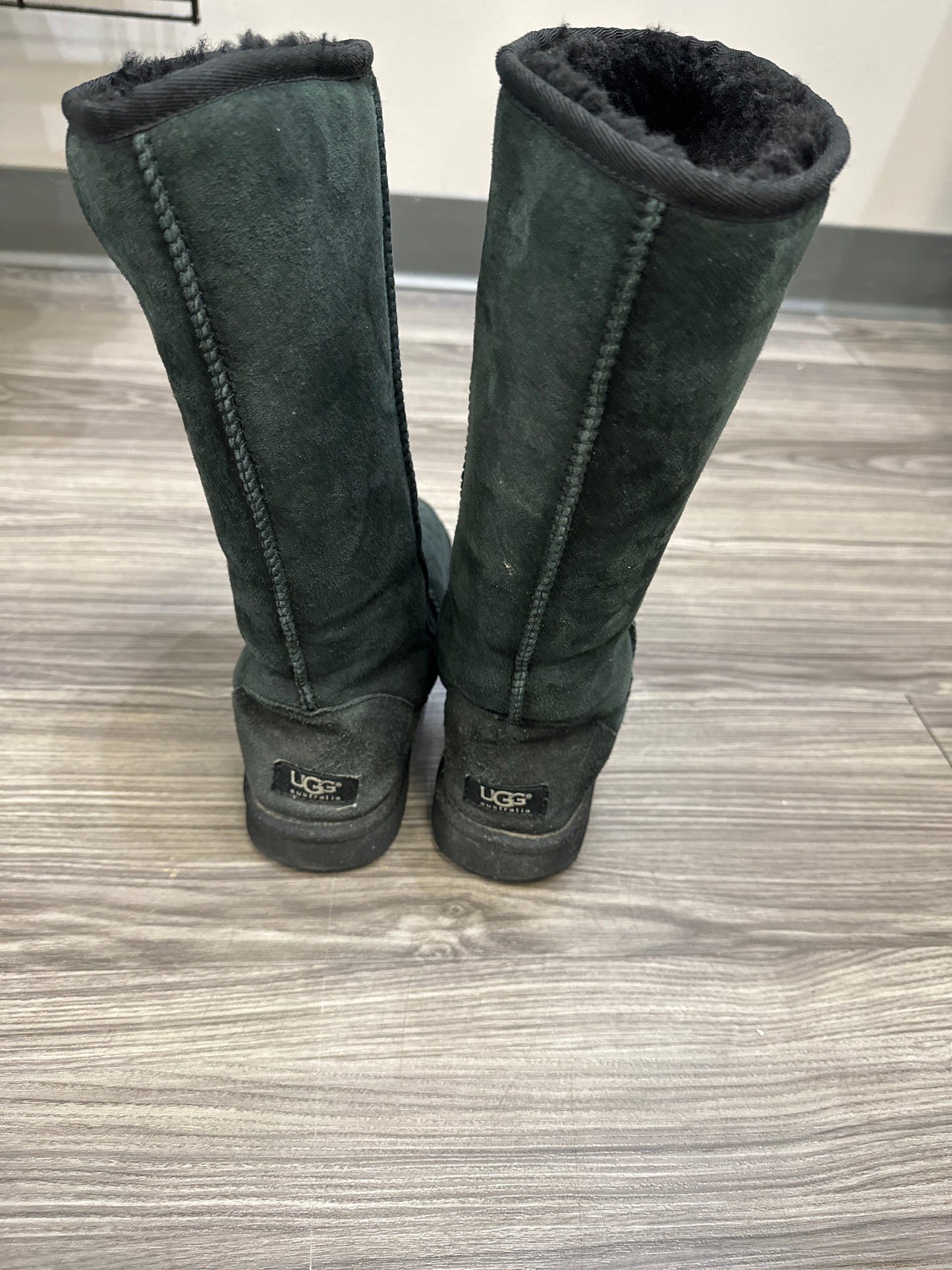 Boots Mid-calf Flats By Ugg Size: 6