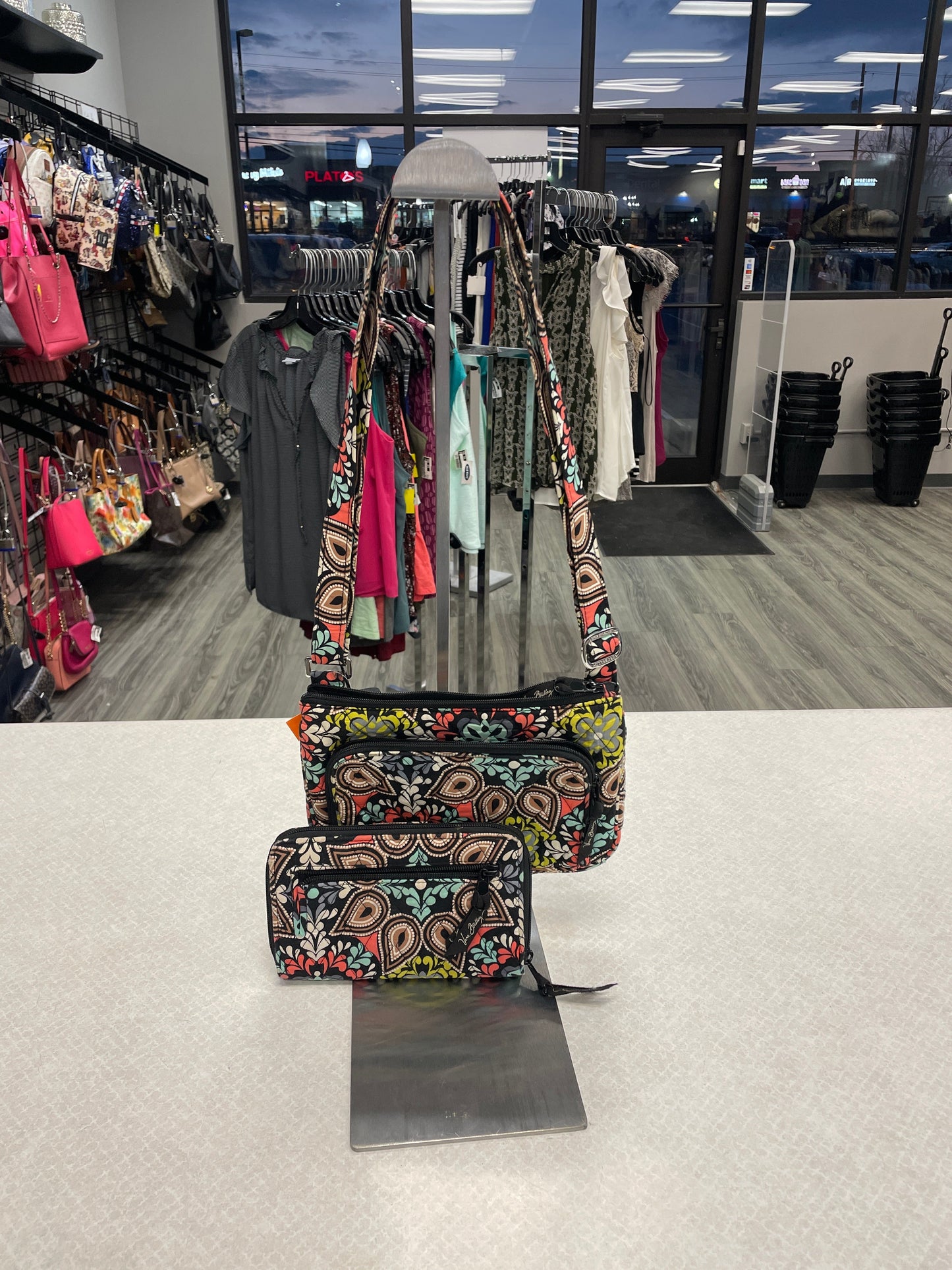 Handbag By Vera Bradley Size: Medium