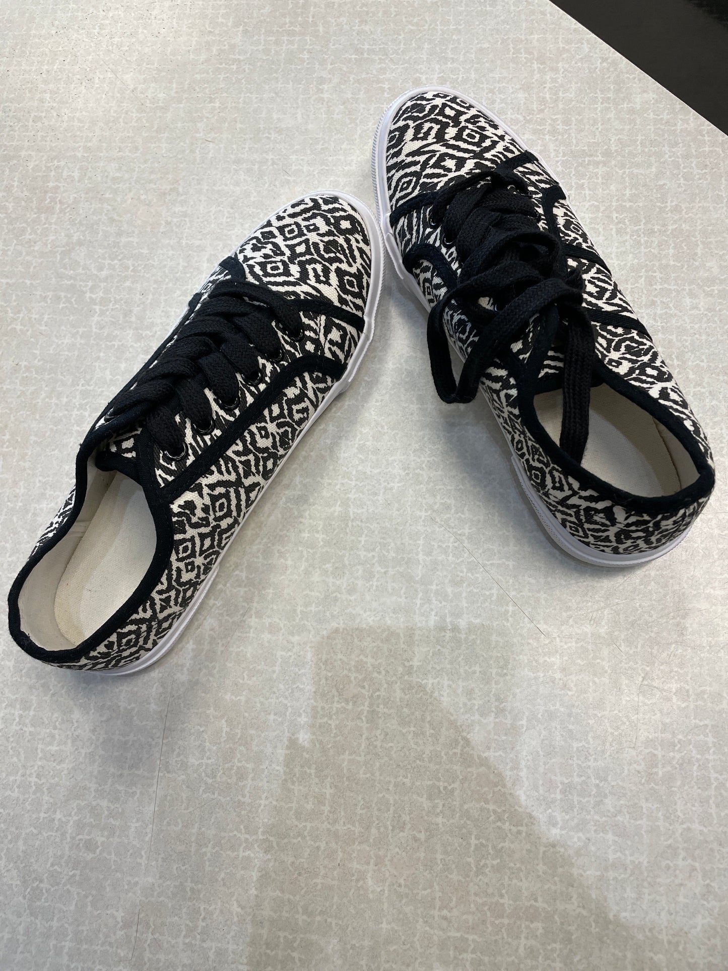 Shoes Athletic By Clothes Mentor Size: 7