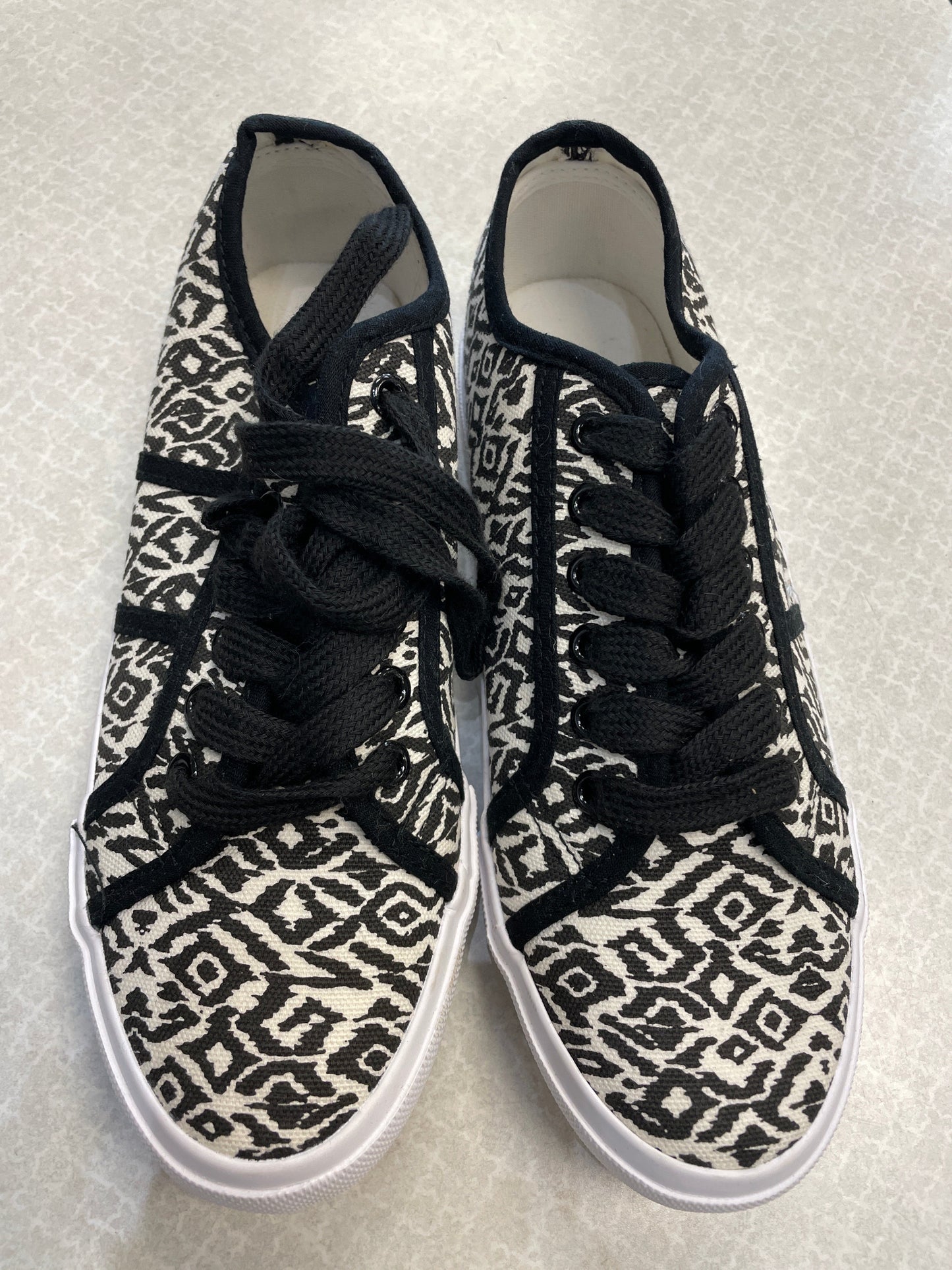 Shoes Athletic By Clothes Mentor Size: 7