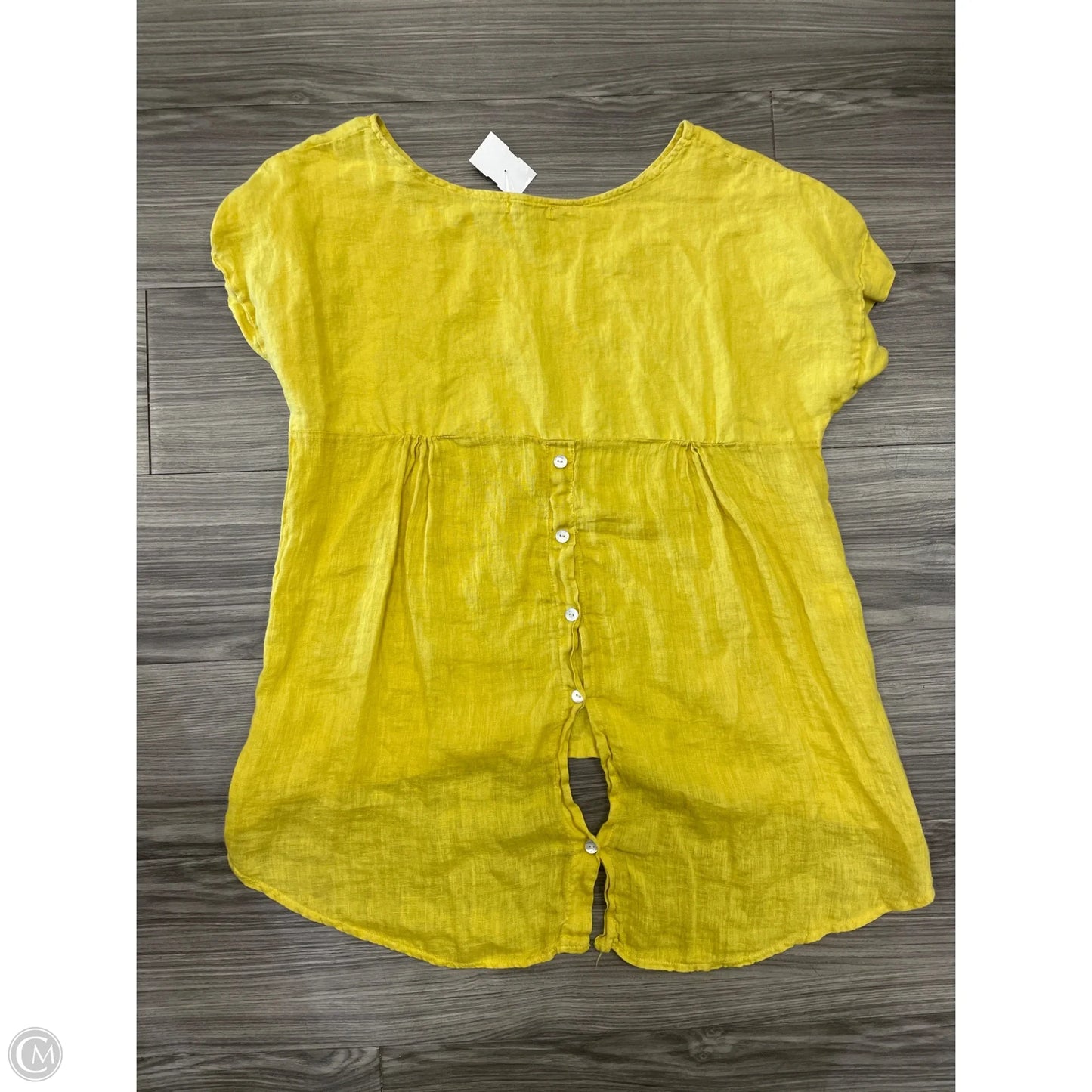 Top Short Sleeve By Clothes Mentor In Yellow, Size: M