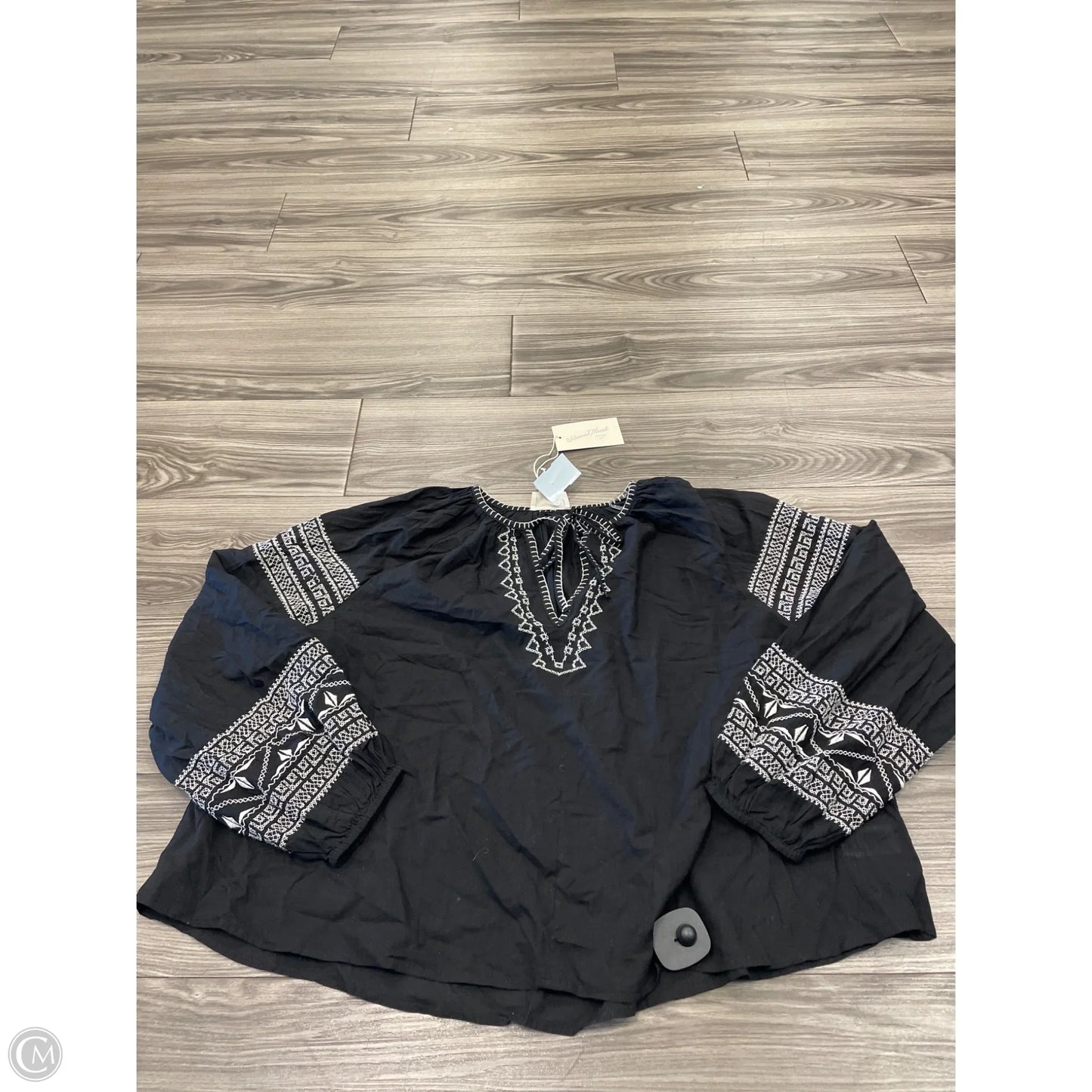 Top Long Sleeve By Universal Thread In Black & White, Size: M