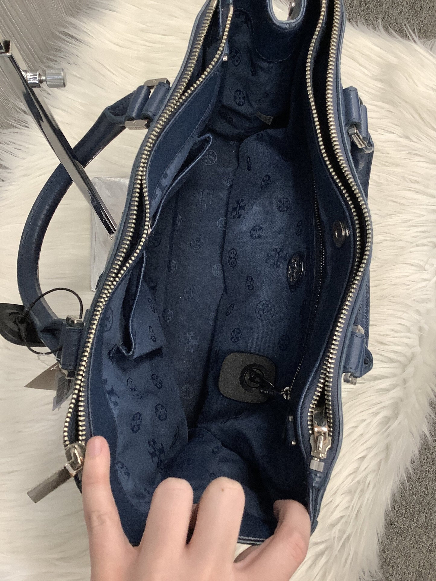 Crossbody Designer By Tory Burch Size: Large