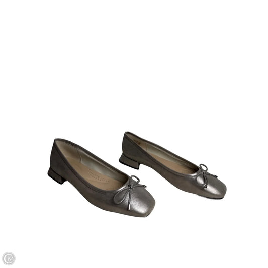Shoes Flats By Clarks In Silver, Size: 10