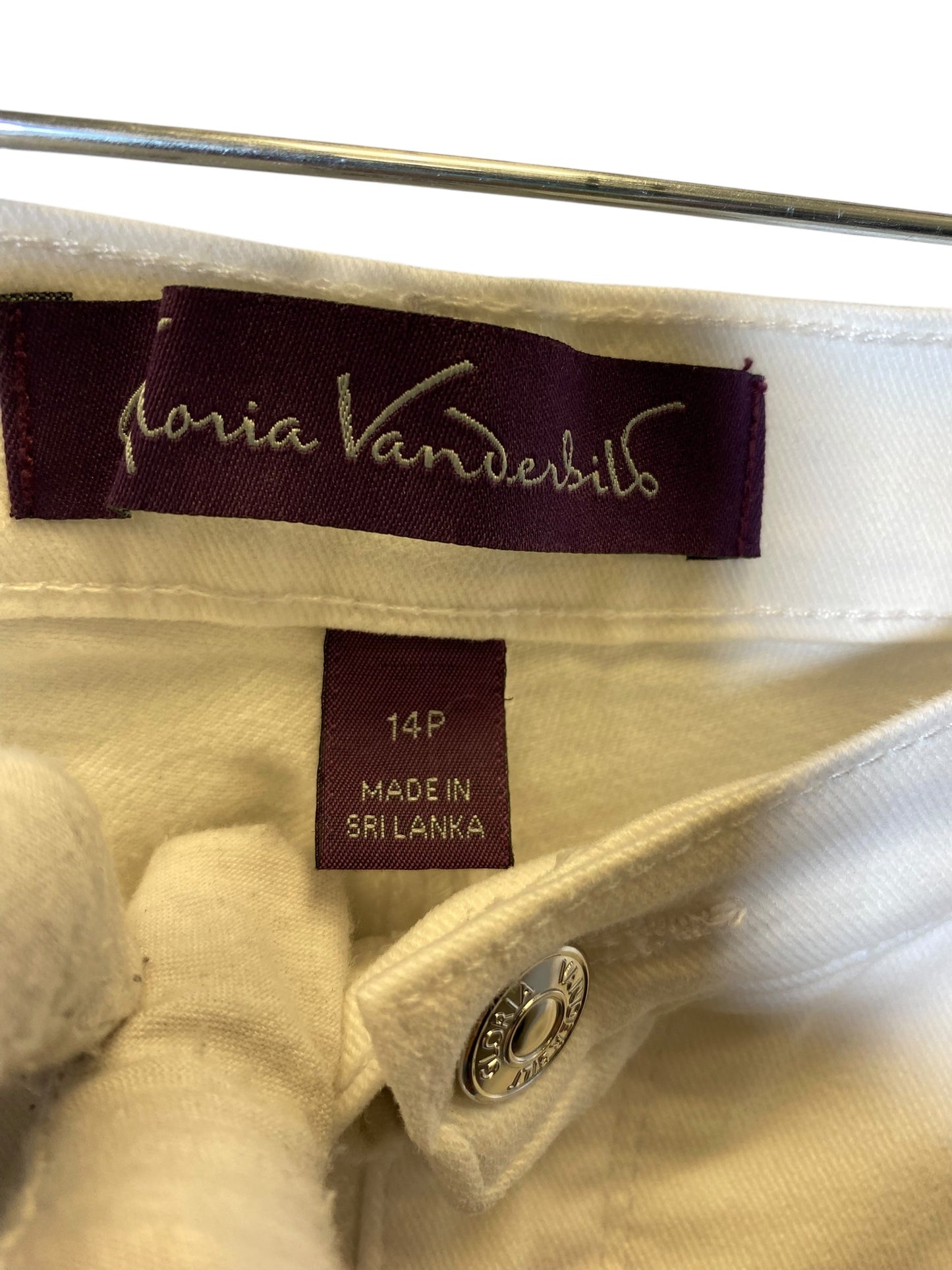 Capris By Gloria Vanderbilt In White, Size: 14